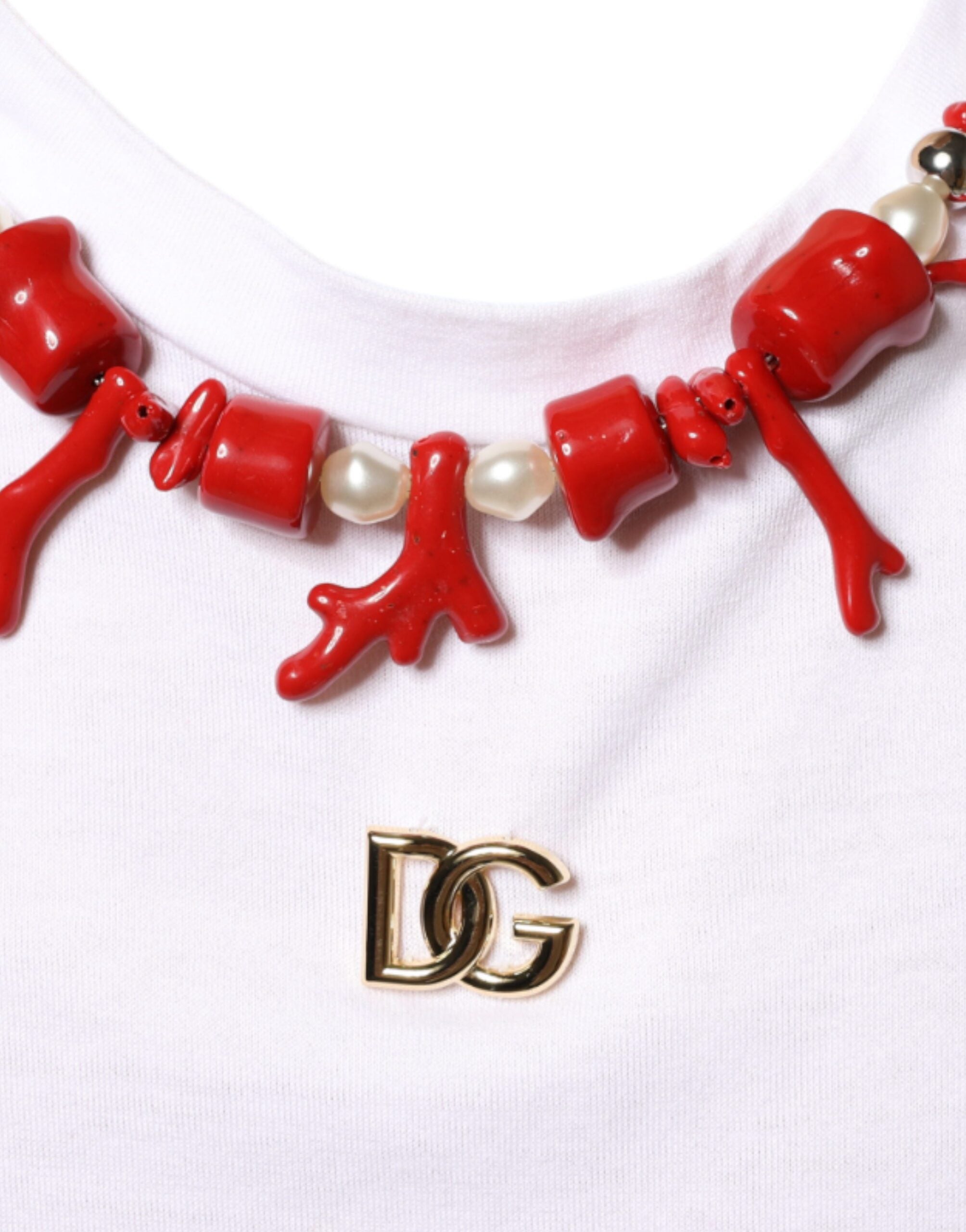 T-shirt blanc Dolce & Gabbana en coton avec collier orné de détails élégants, mode raffinée et sophistiquée.