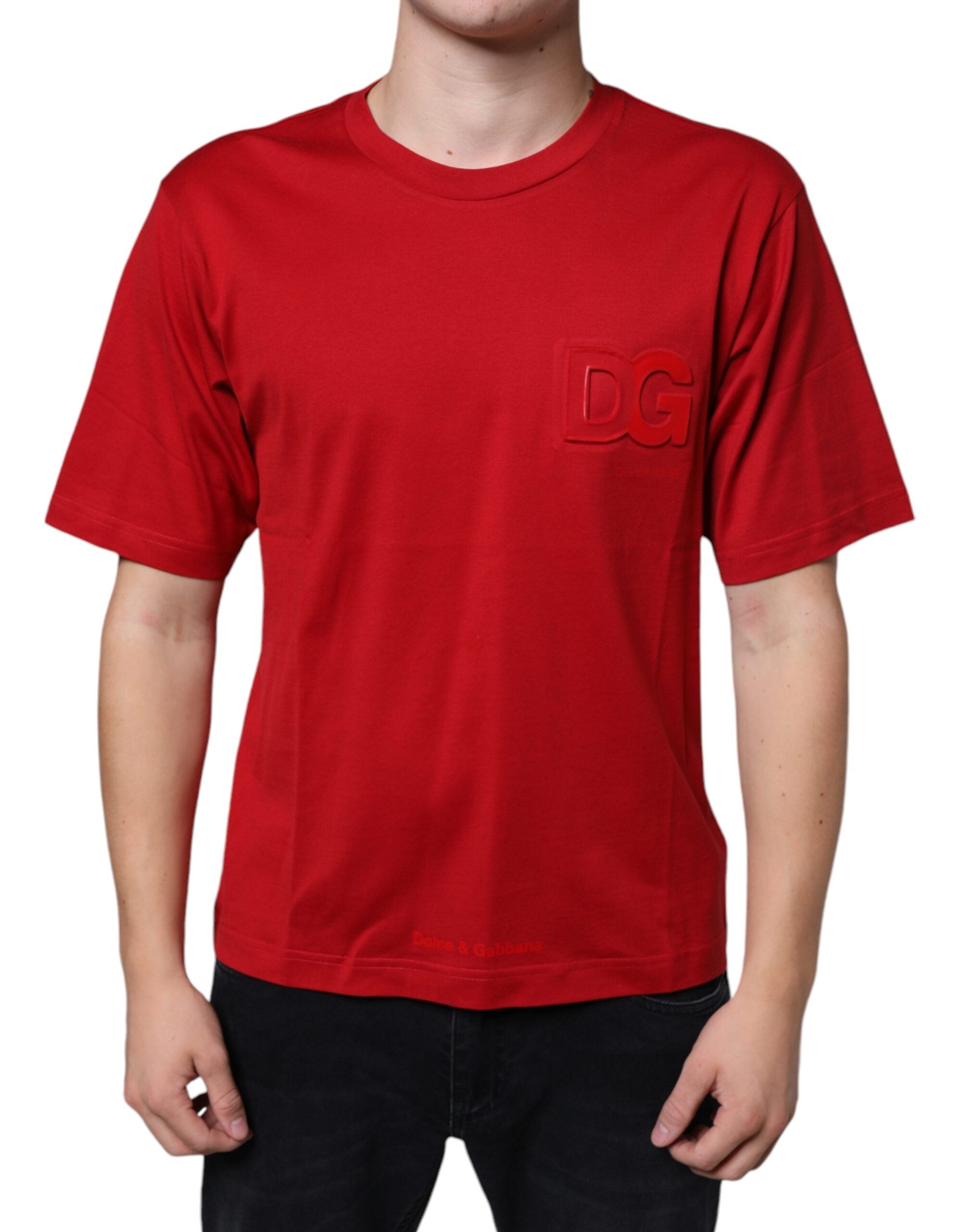 T-shirt à col rond en coton rouge avec logo Dolce & Gabbana imprimé, logo DG visible sur le devant.