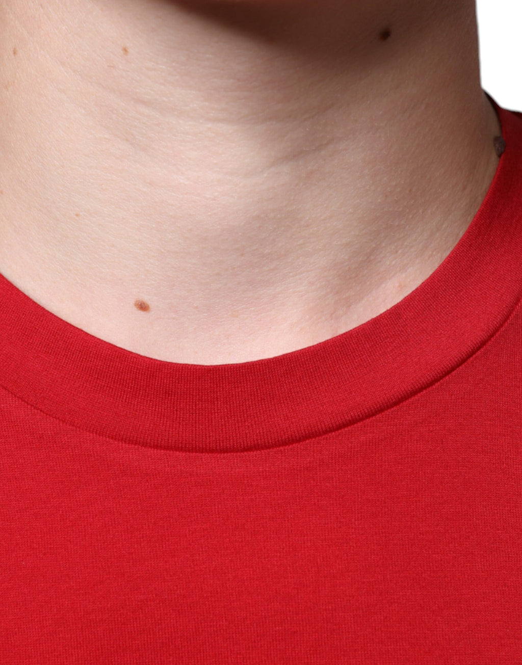T-shirt à col rond en coton rouge Dolce & Gabbana avec logo DG imprimé, style décontracté et moderne.