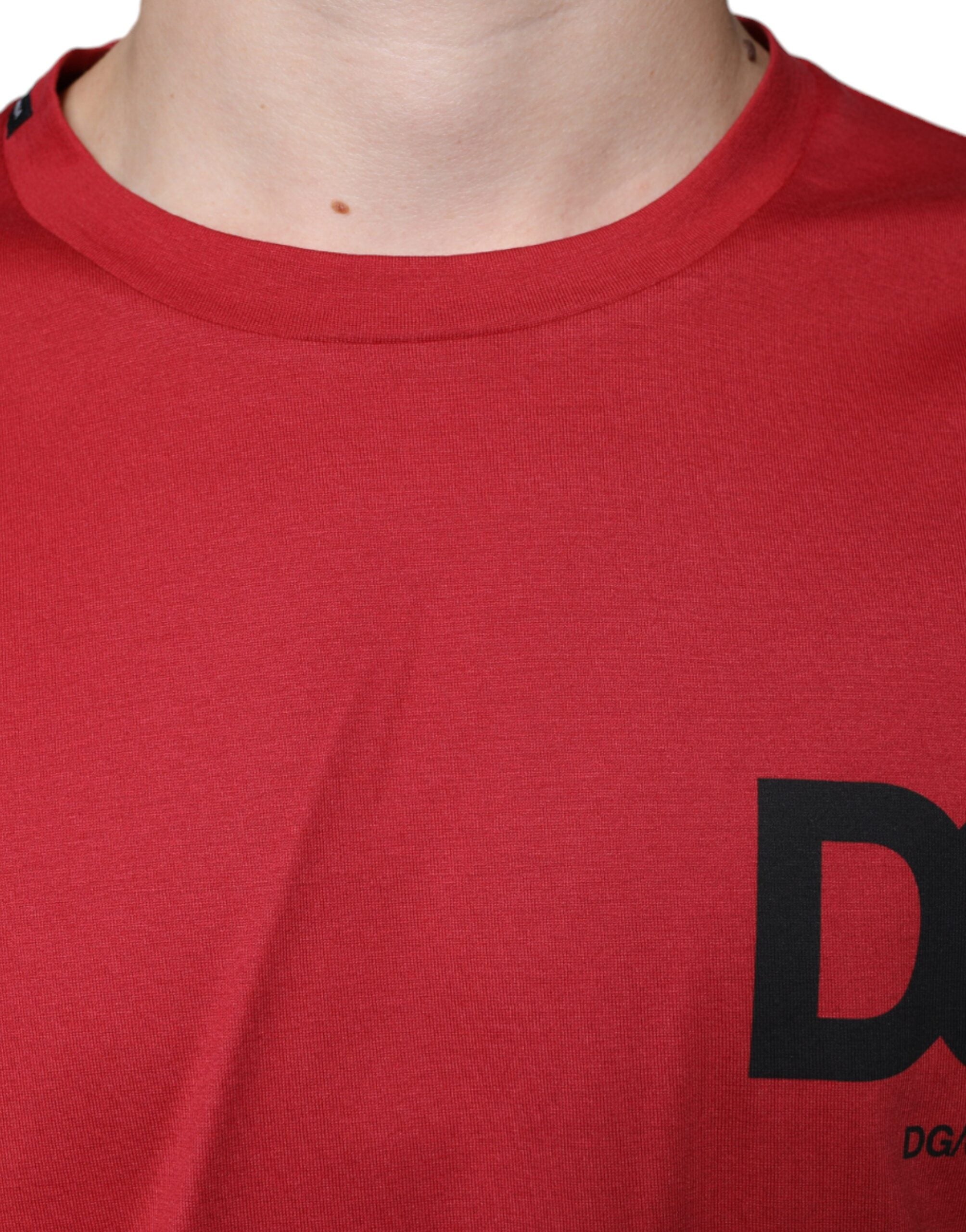T-shirt à manches courtes Dolce & Gabbana en coton rouge avec logo DG imprimé, col rond, vue de face.