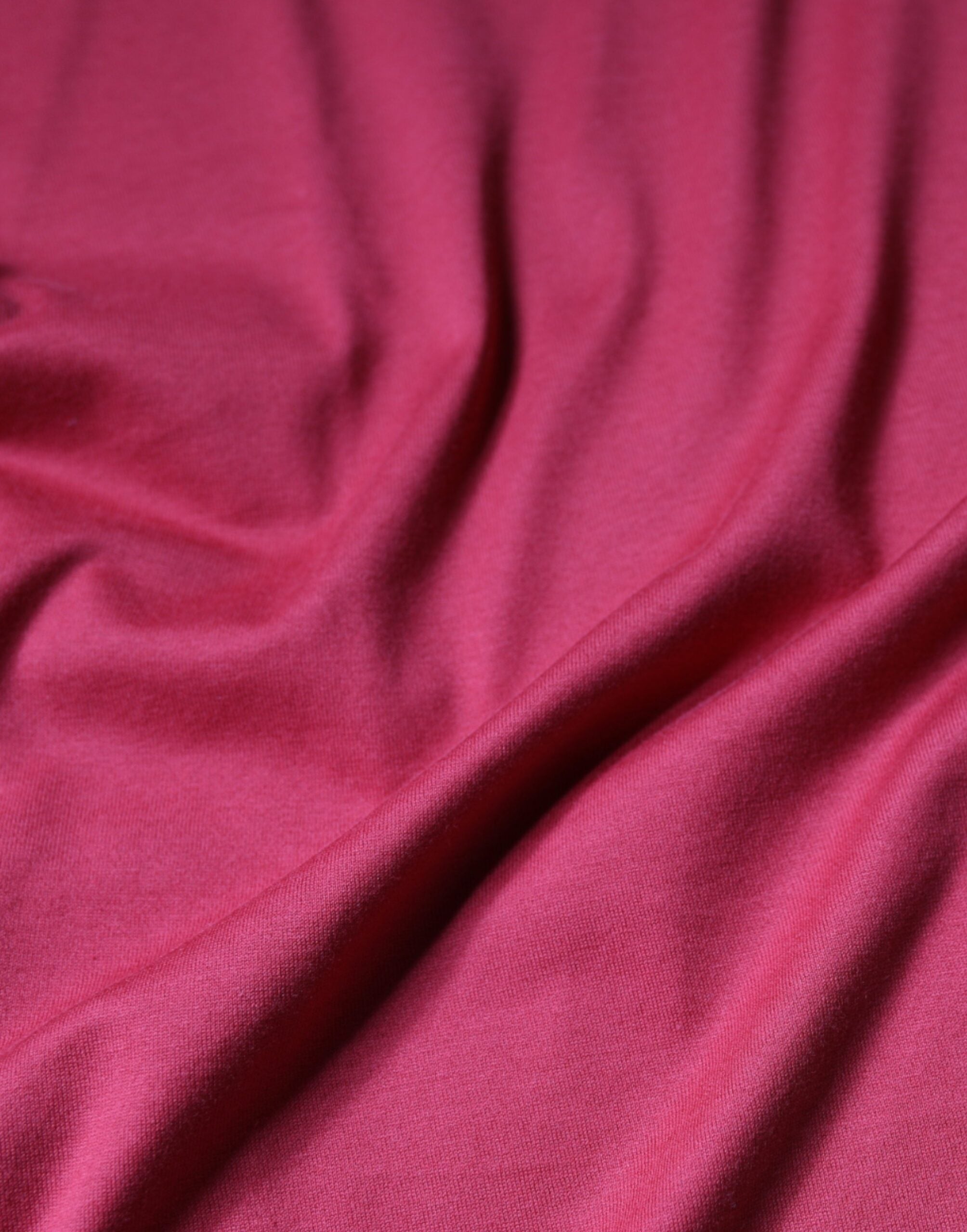 T-shirt à col rond en coton rouge Dolce & Gabbana avec logo DG imprimé, style décontracté et confortable.
