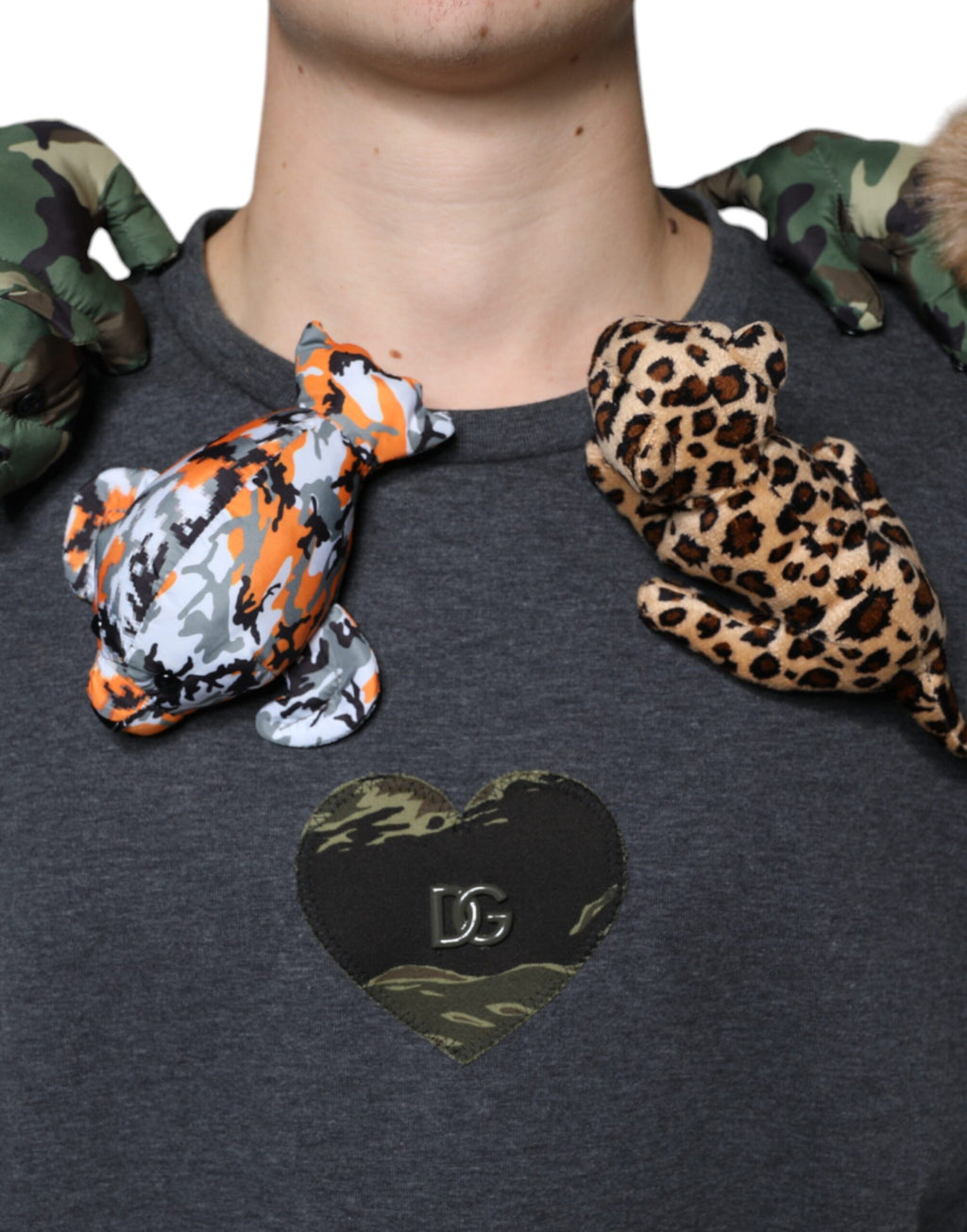 T-shirt en coton gris camouflage animalier de Dolce & Gabbana, design moderne avec motif camouflage et détails élégants.