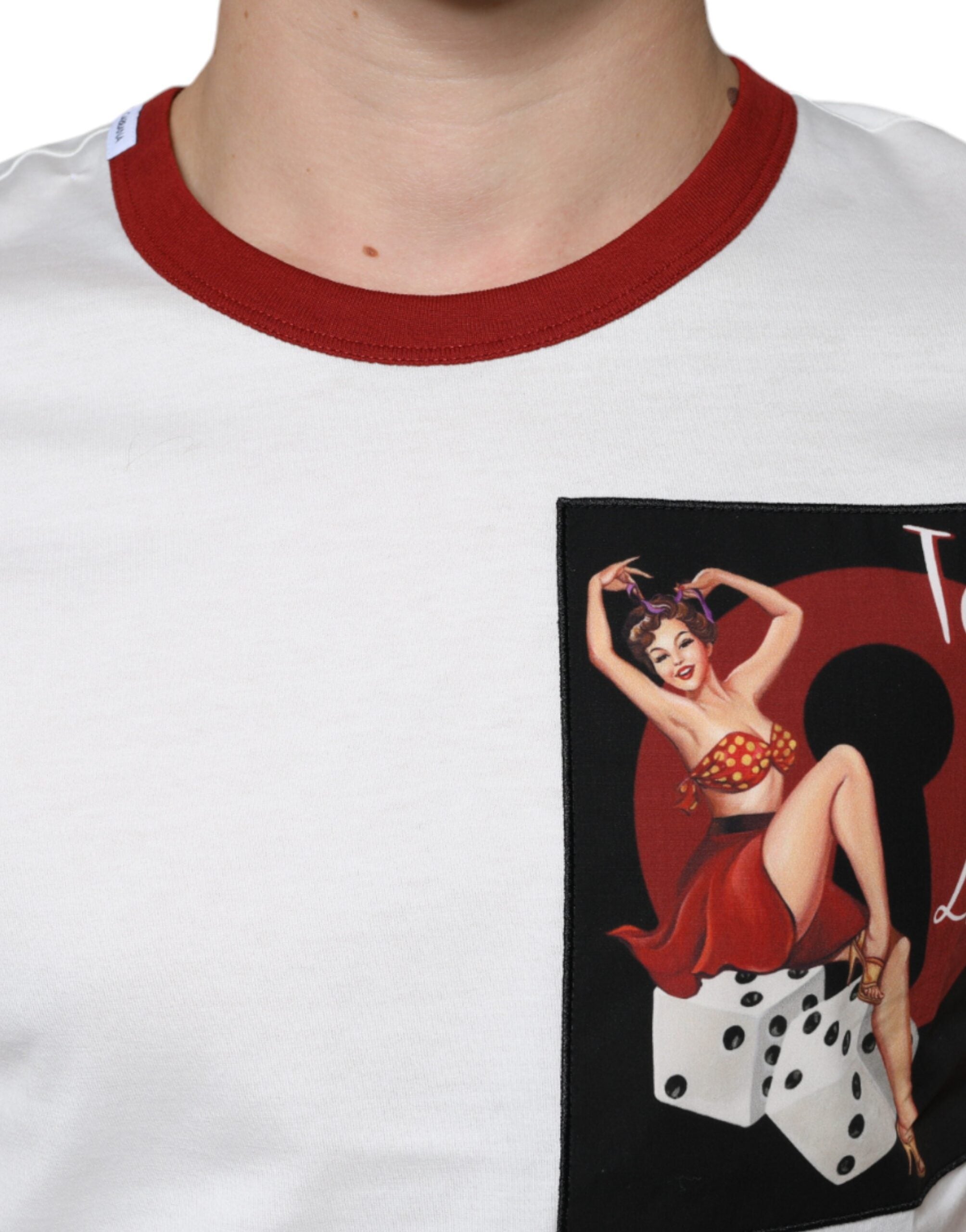 T-shirt blanc en coton Dolce & Gabbana avec imprimé graphique, col rond et design moderne visible sur l'image.
