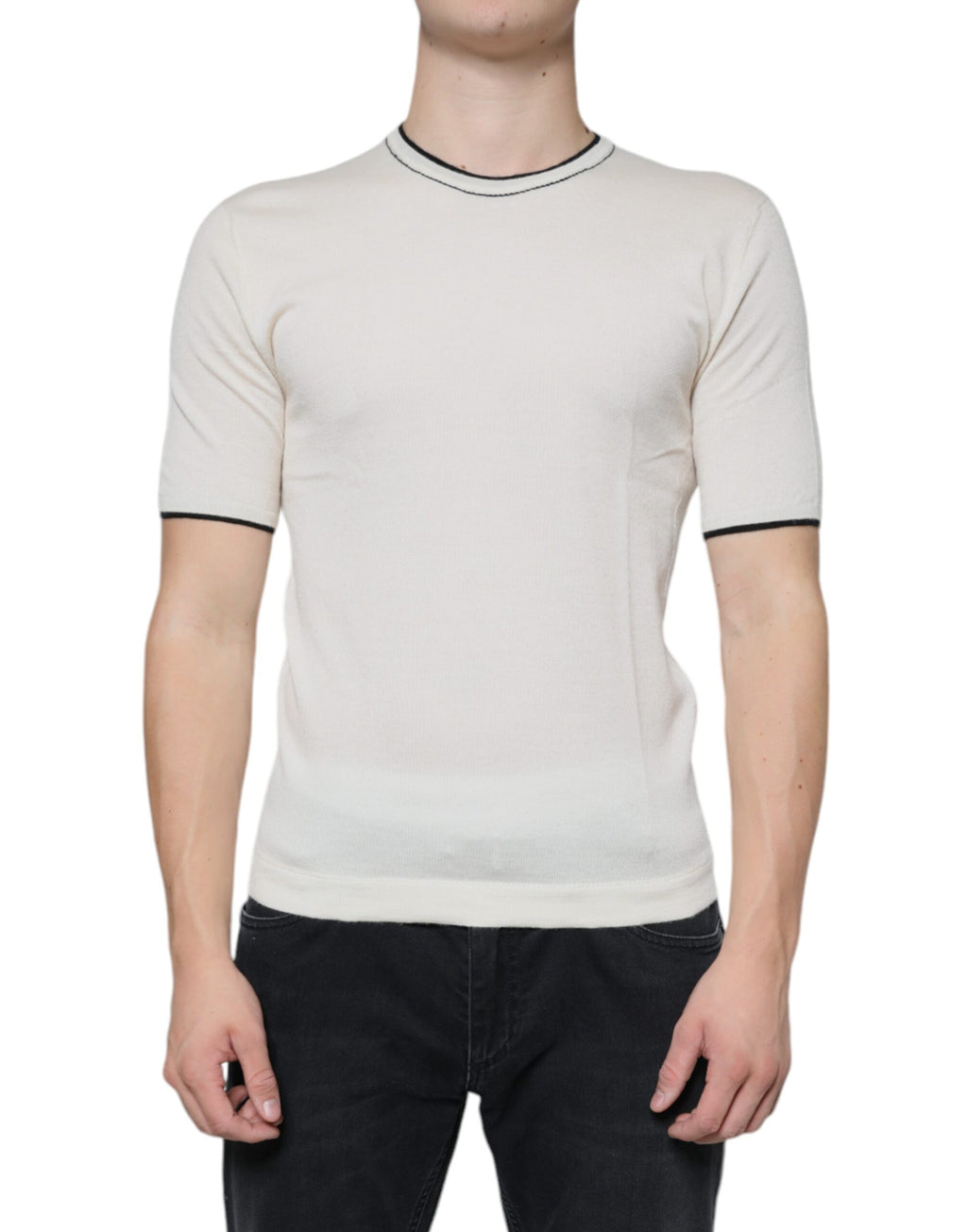 T-shirt à manches courtes en cachemire blanc cassé de Dolce & Gabbana, élégant et doux, porté sur un mannequin.