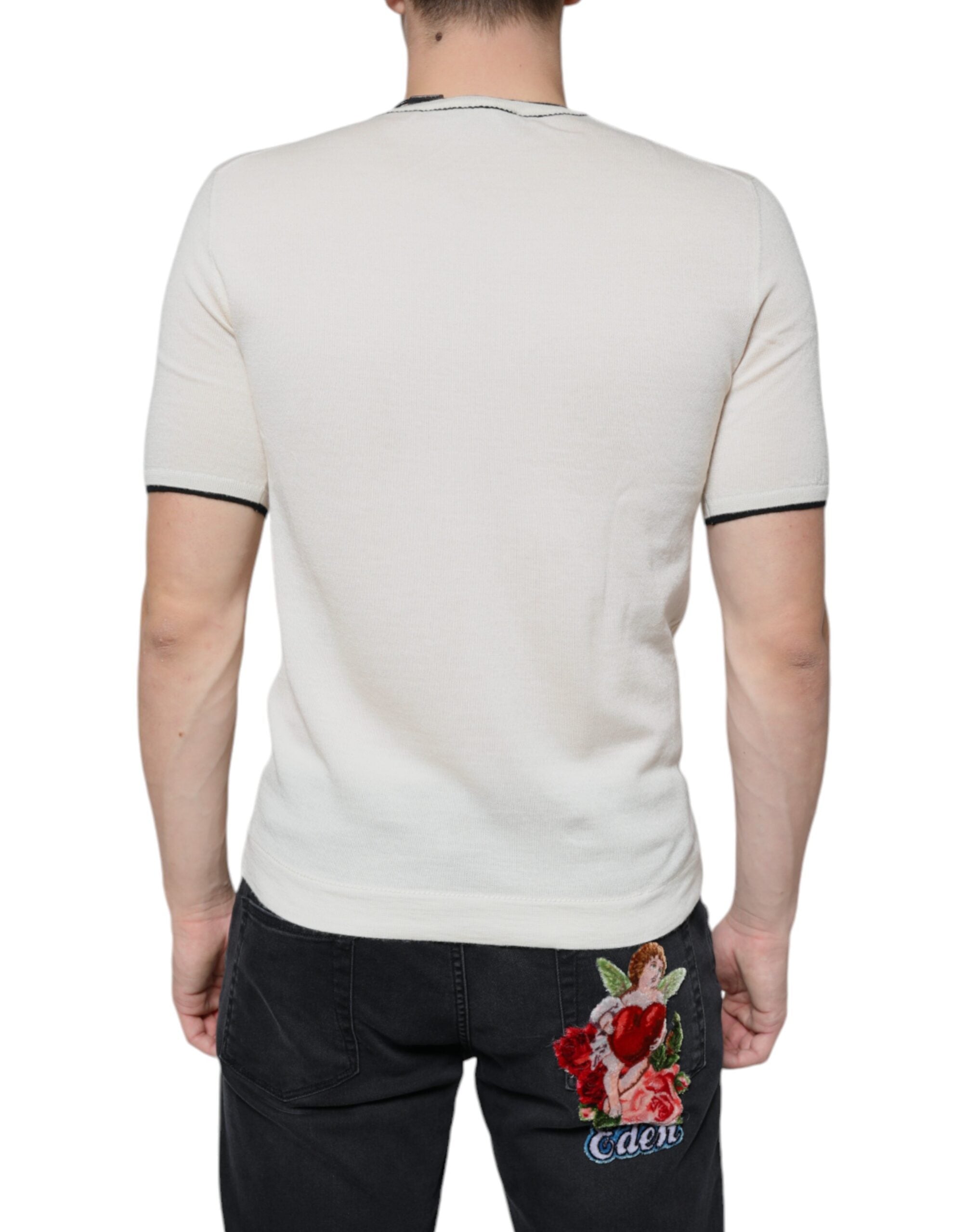 T-shirt Dolce & Gabbana en cachemire blanc cassé à manches courtes, vue rapprochée, détails du tissu et coupe élégante.
