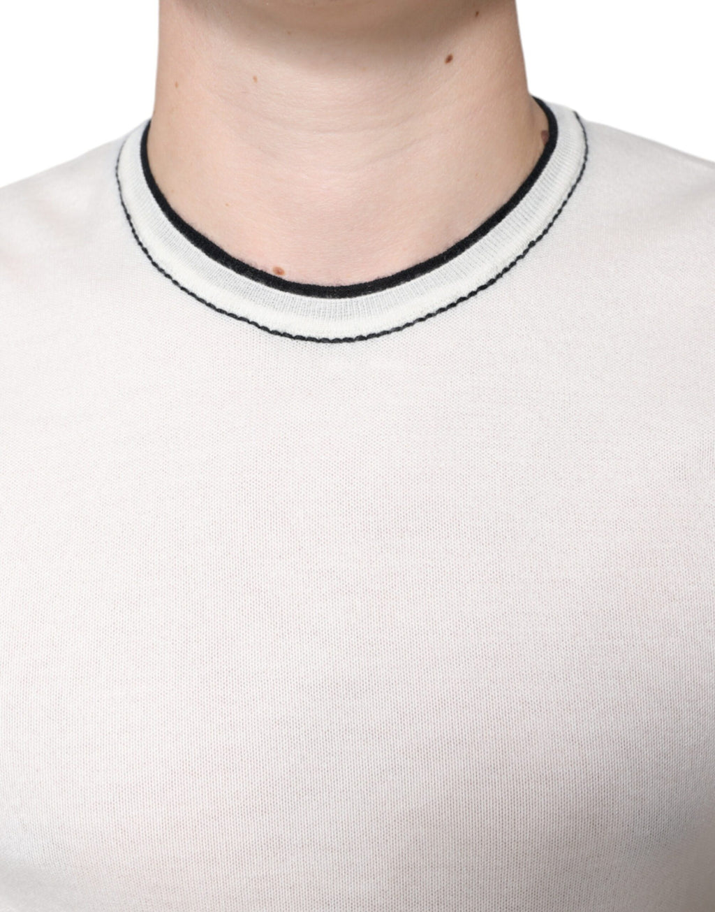 T-shirt homme Dolce & Gabbana en cachemire blanc cassé à manches courtes, détail élégant et tissu doux visible sur l'image.