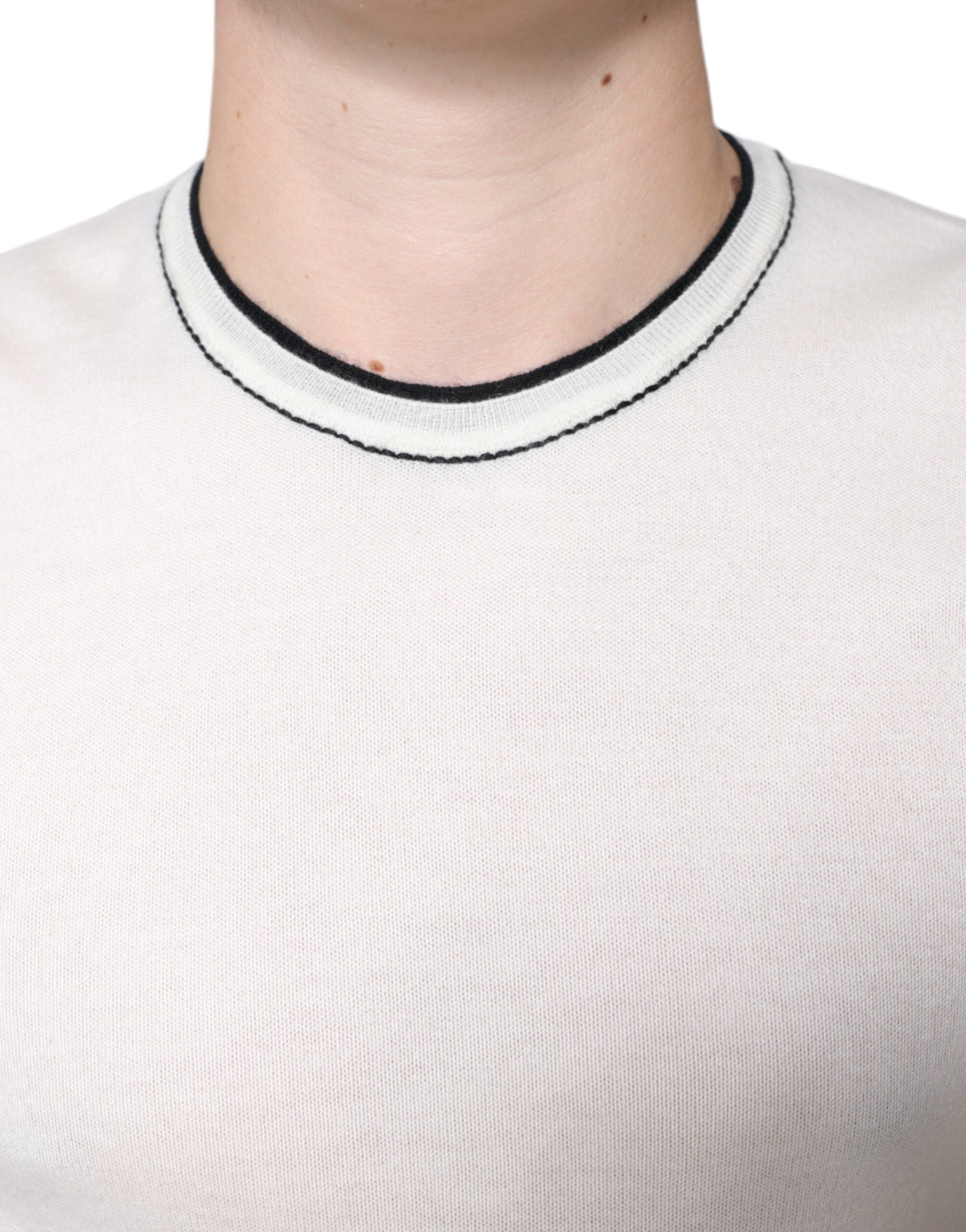 T-shirt homme Dolce & Gabbana en cachemire blanc cassé à manches courtes, détail élégant et tissu doux visible sur l'image.