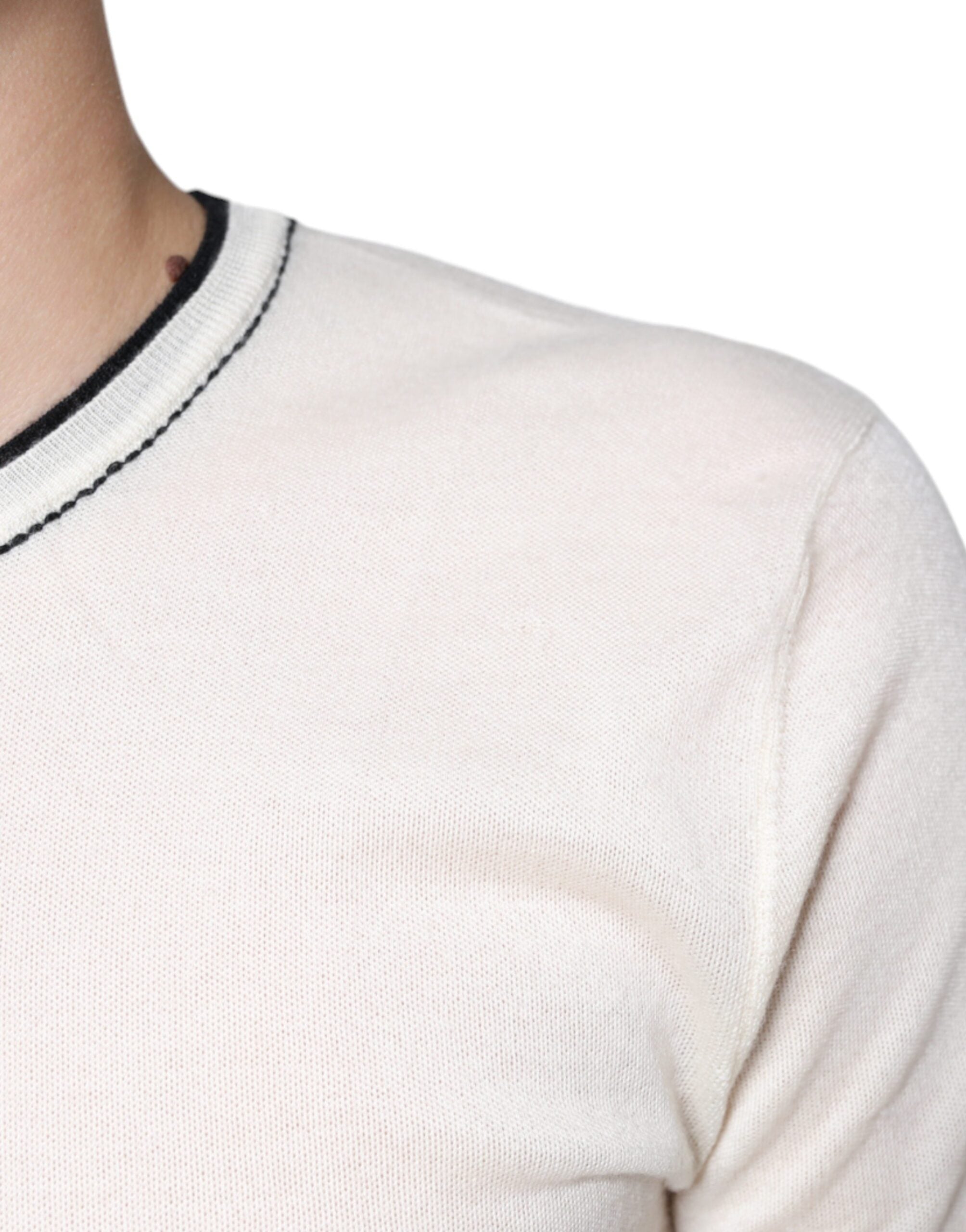 T-shirt en cachemire blanc cassé Dolce & Gabbana à manches courtes, élégante et confortable, vue de face.