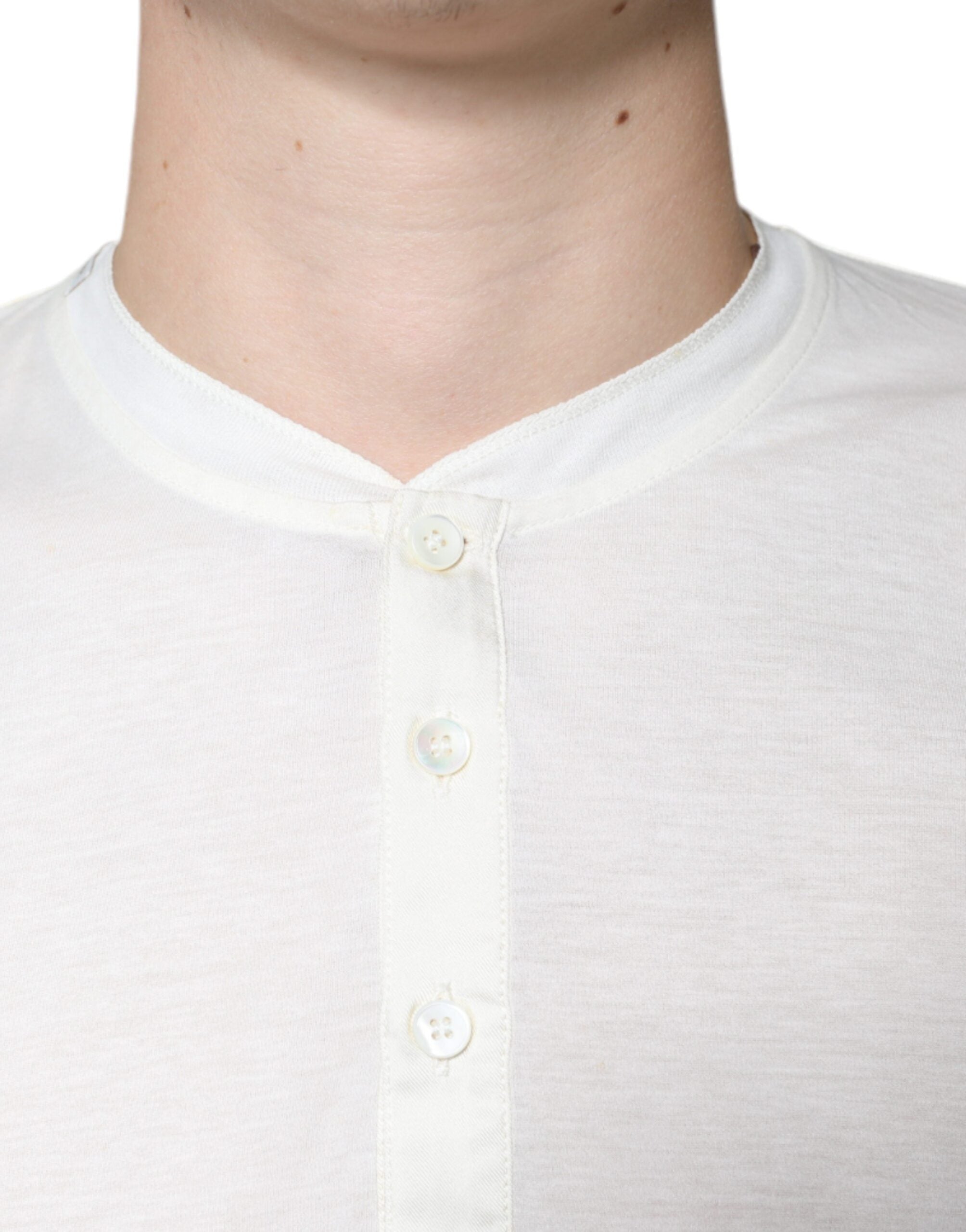 T-shirt blanc en coton à manches courtes de Dolce & Gabbana, style décontracté et élégant, visible sur le mannequin.