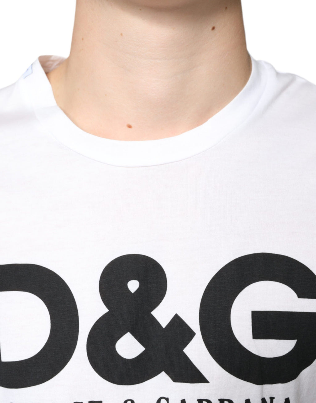 T-shirt blanc en coton Dolce & Gabbana avec logo DG imprimé, style décontracté et confortable.