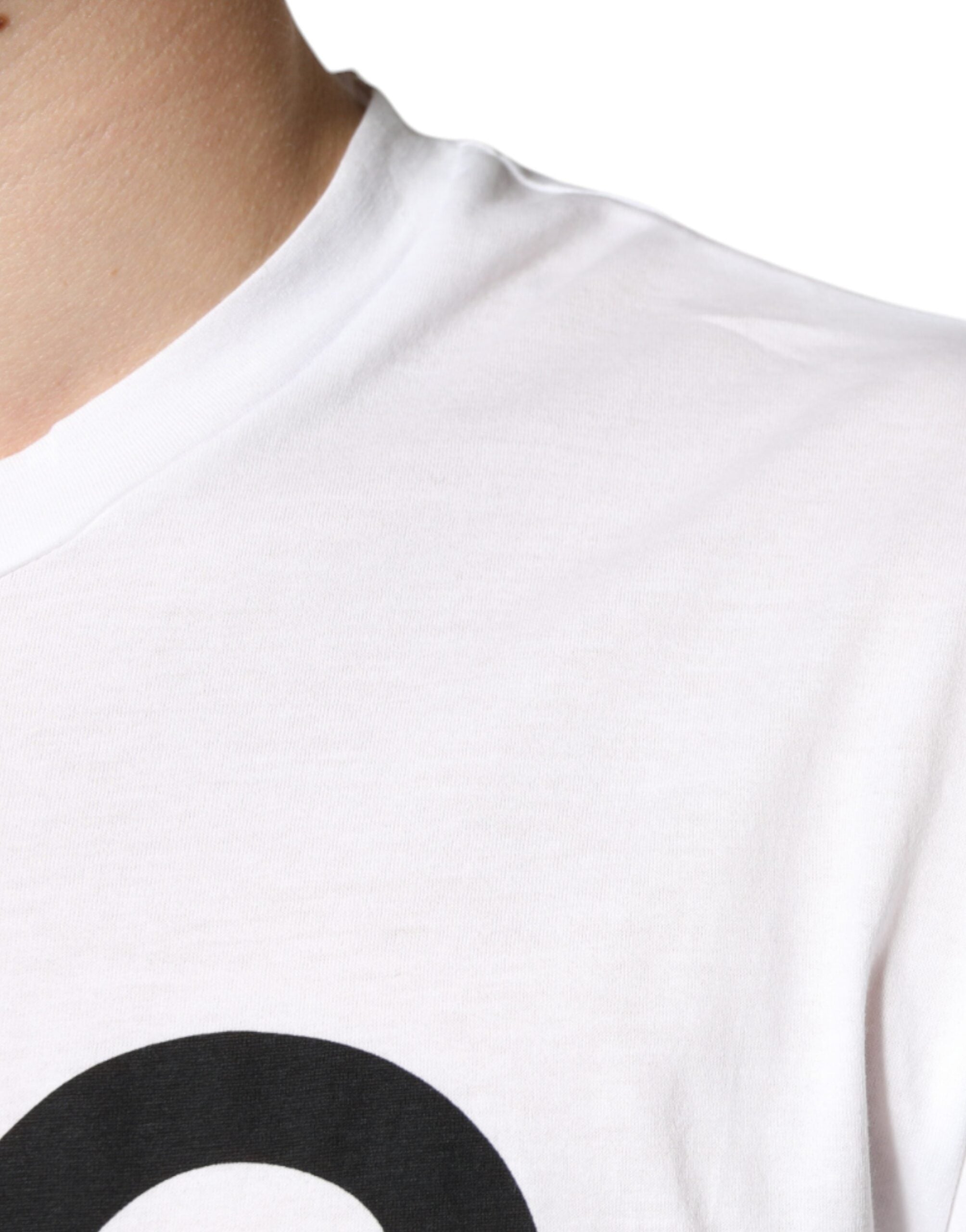 T-shirt blanc en coton Dolce & Gabbana avec logo DG imprimé, style décontracté et moderne, visible sur le mannequin.