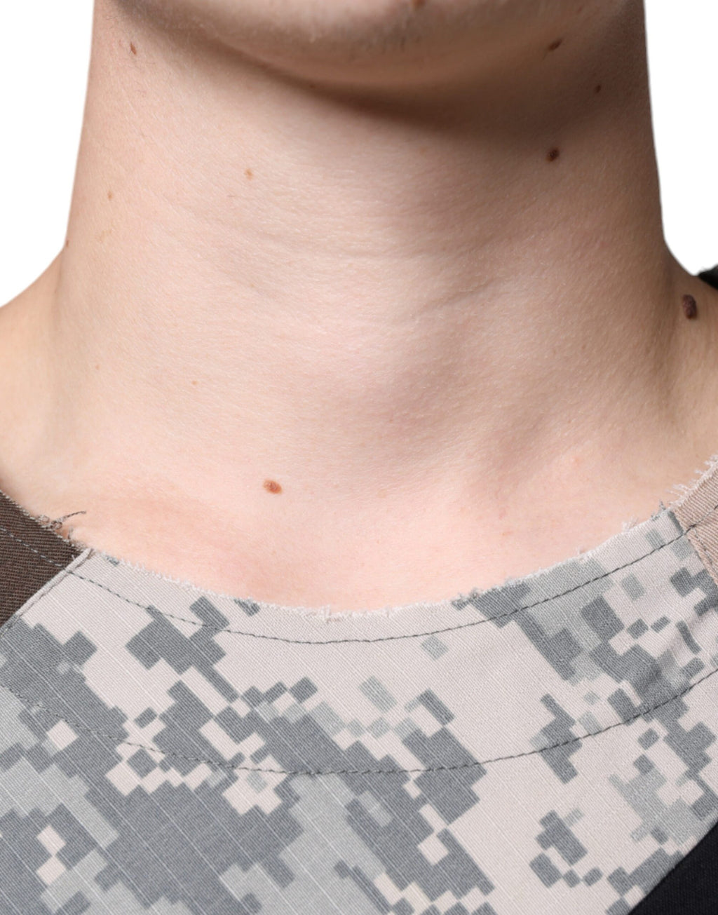 T-shirt Dolce & Gabbana multicolore avec patchwork camouflage et logo DG Royal, en coton, porté sur un mannequin.