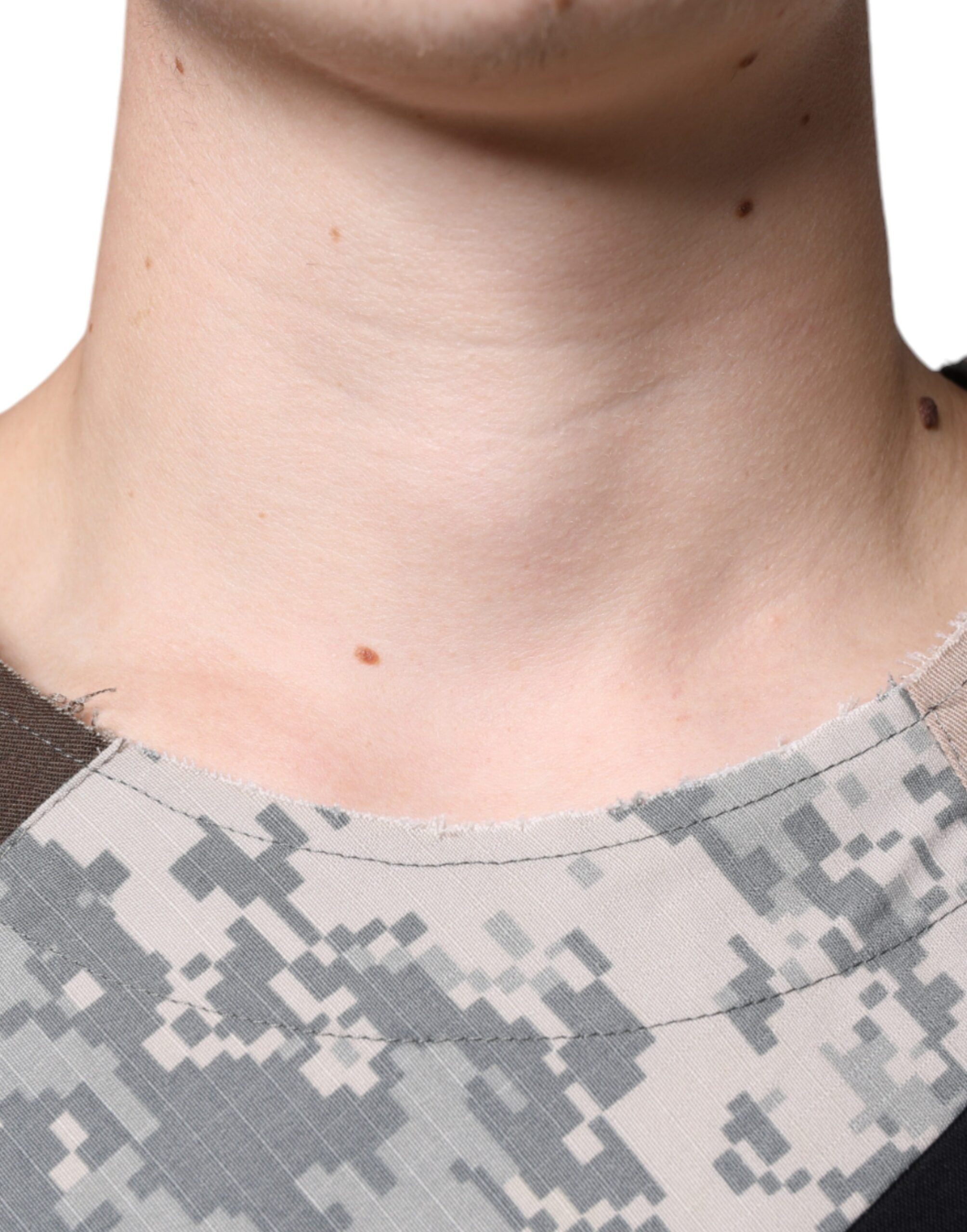 T-shirt Dolce & Gabbana multicolore avec patchwork camouflage et logo DG Royal, en coton, porté sur un mannequin.