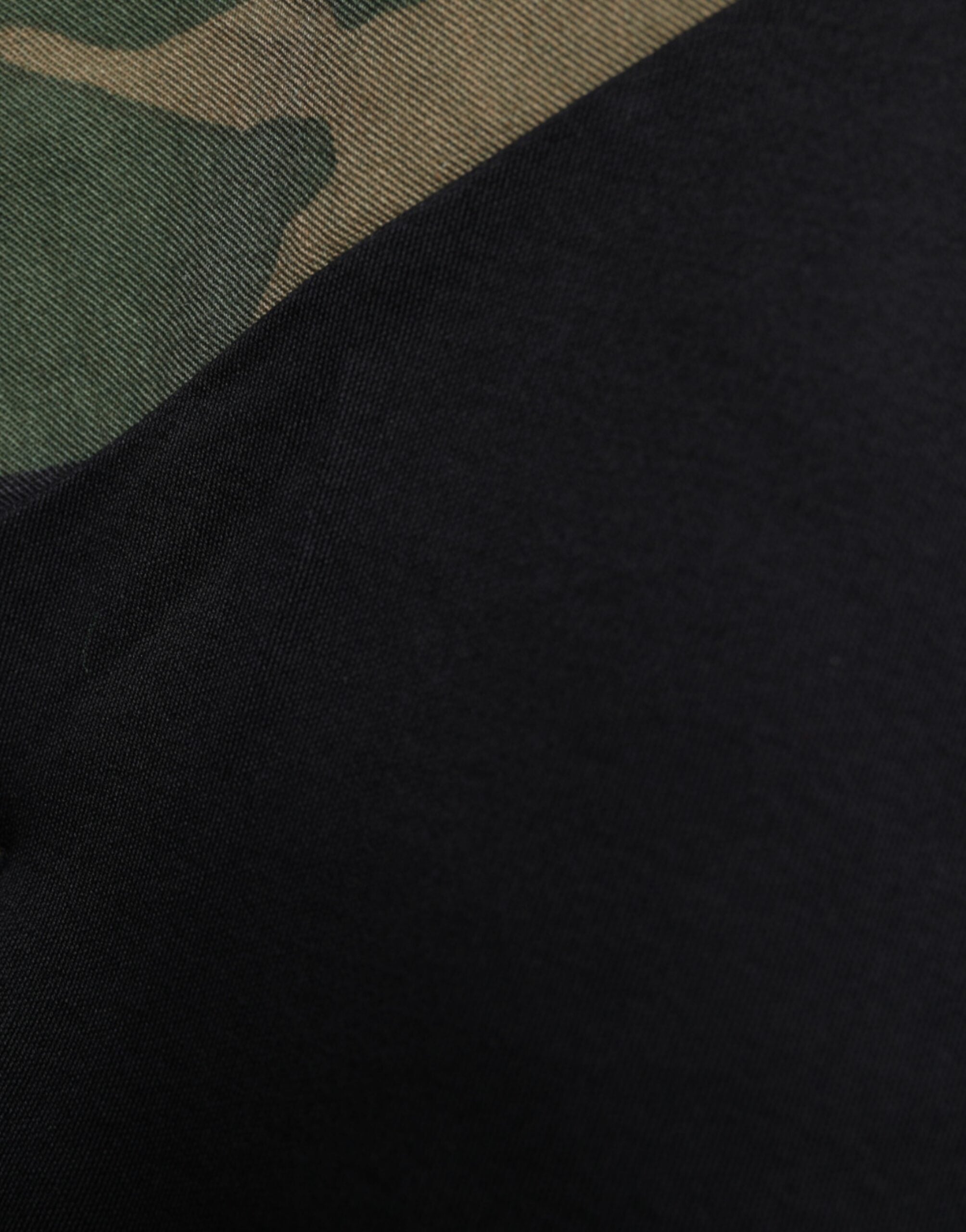 T-shirt Dolce & Gabbana à patchwork camouflage multicolore avec logo DG Royal, style casual et tendance.