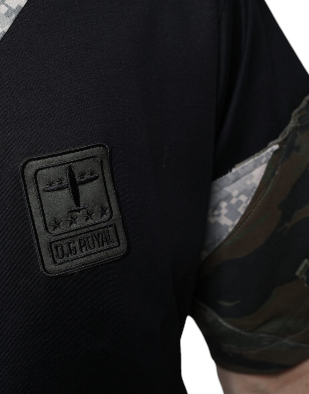 T-shirt Dolce & Gabbana camouflage multicolore avec patchwork DG Royal, style décontracté et moderne.