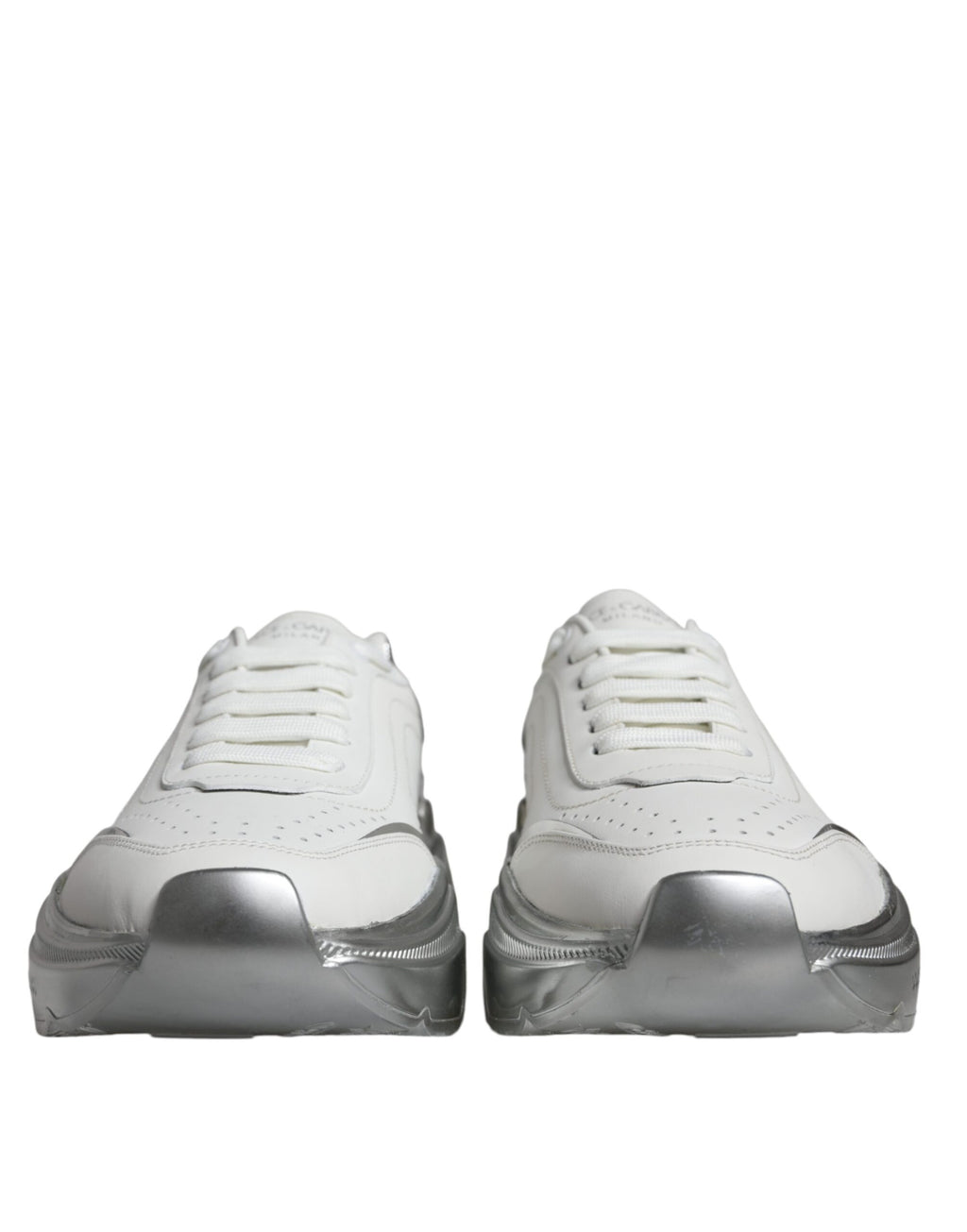 Chaussures sneakers basses Dolce & Gabbana Daymaster en blanc et argent, vue de face, en cuir avec détails élégants.