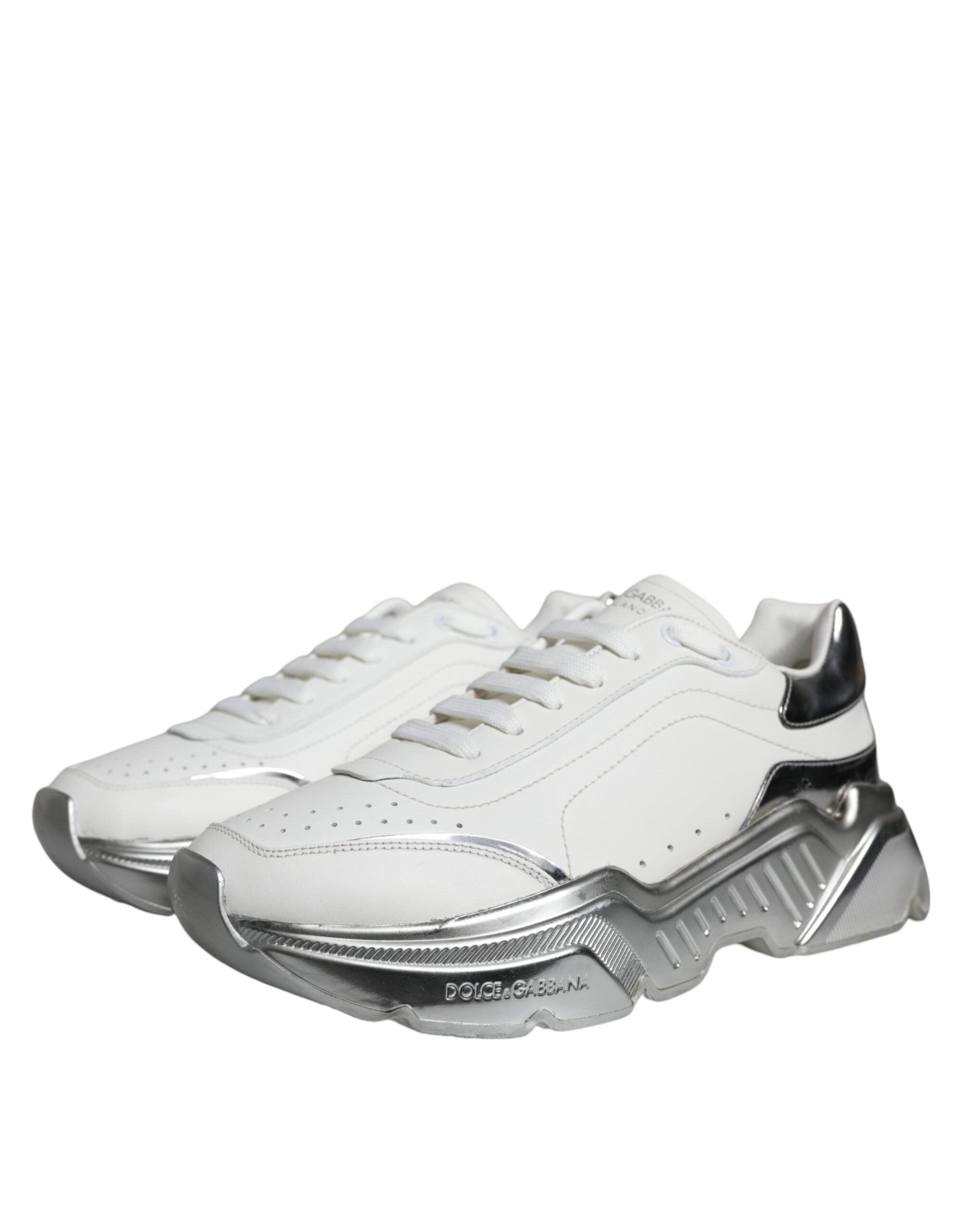 Chaussures sneakers basses Dolce & Gabbana Daymaster blanches avec détails argentés, vue de face.
