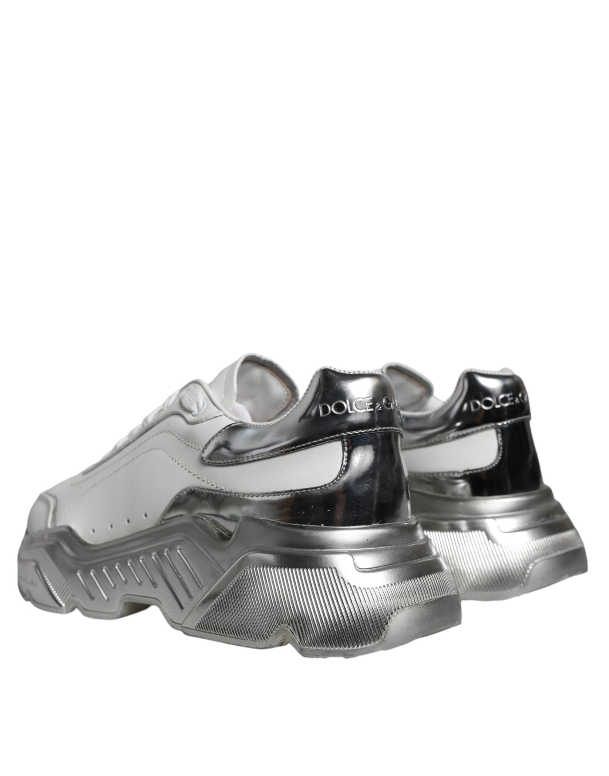 Chaussures sneakers basses Dolce & Gabbana Daymaster blanches avec détails argentés, vue de face.