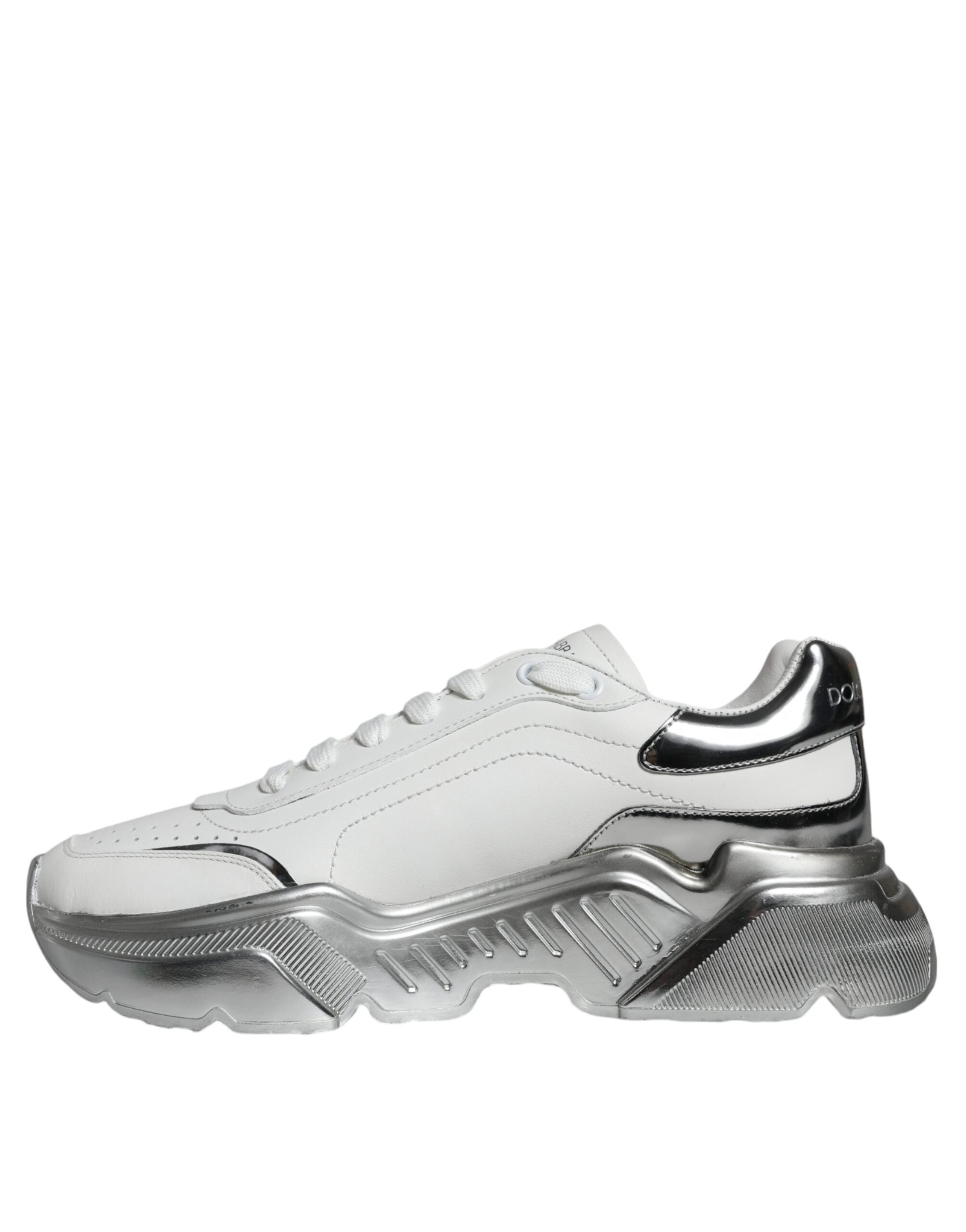 Chaussures sneakers basses Dolce & Gabbana Daymaster blanches avec détails argentés, vue de face.