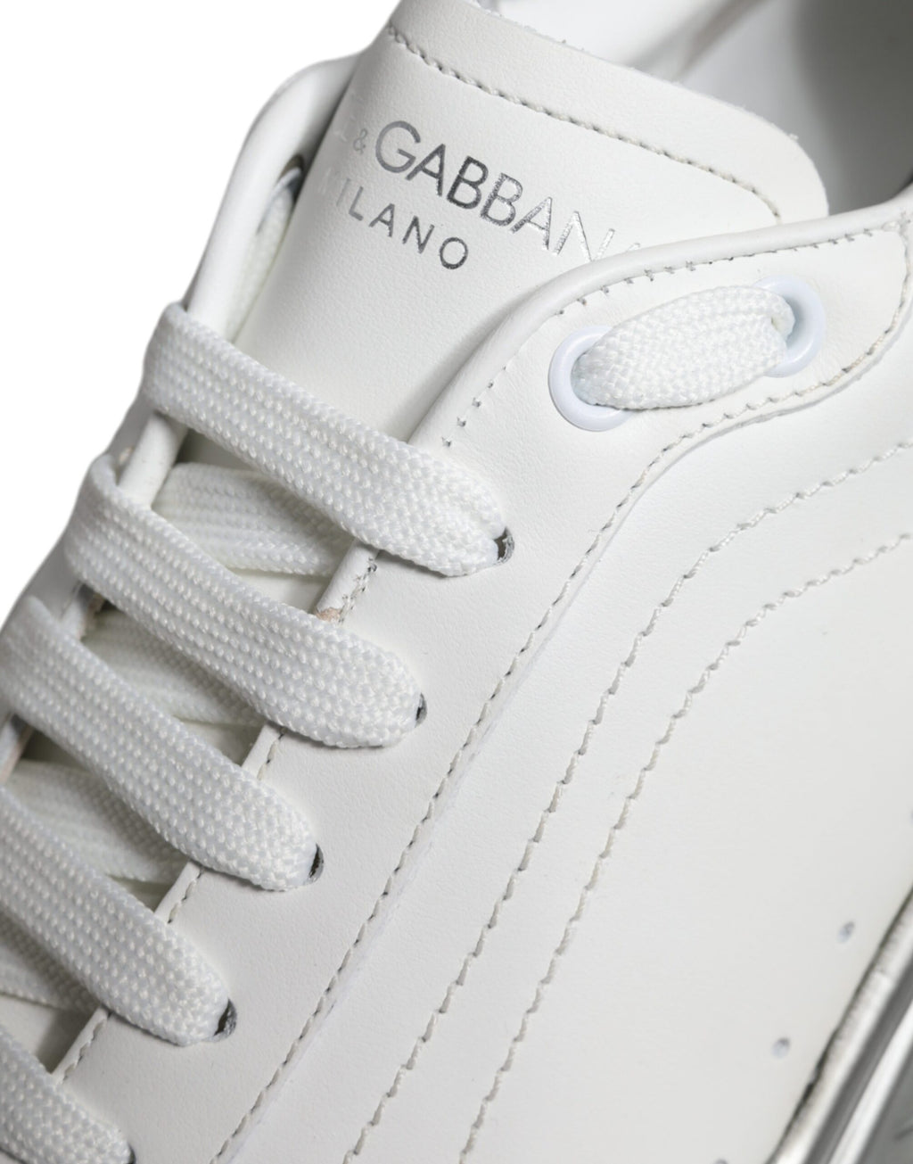Chaussures sneakers basses Dolce & Gabbana Daymaster en blanc et argent, vue de face, en cuir avec détails élégants.