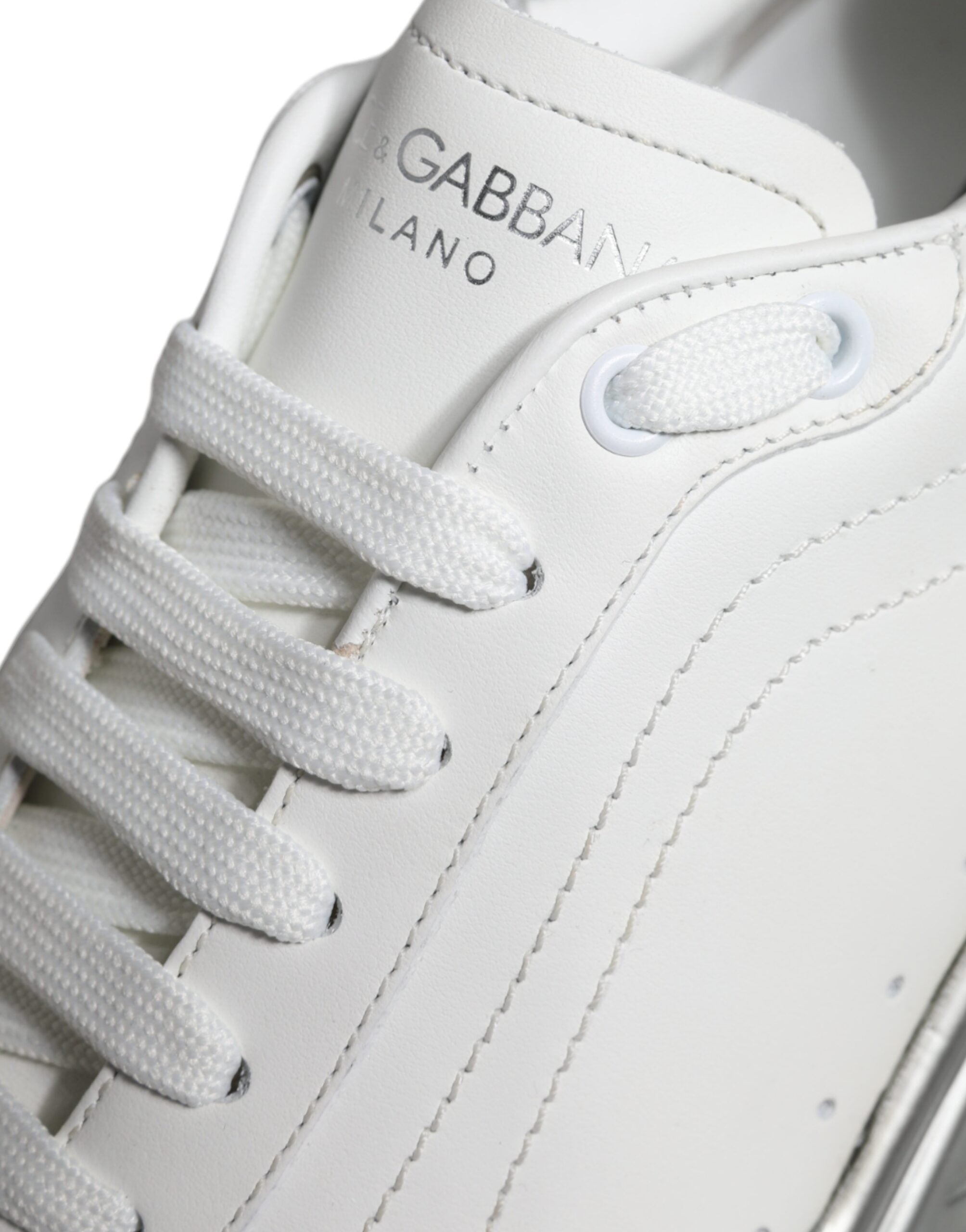 Chaussures sneakers basses Dolce & Gabbana Daymaster en blanc et argent, vue de face, en cuir avec détails élégants.