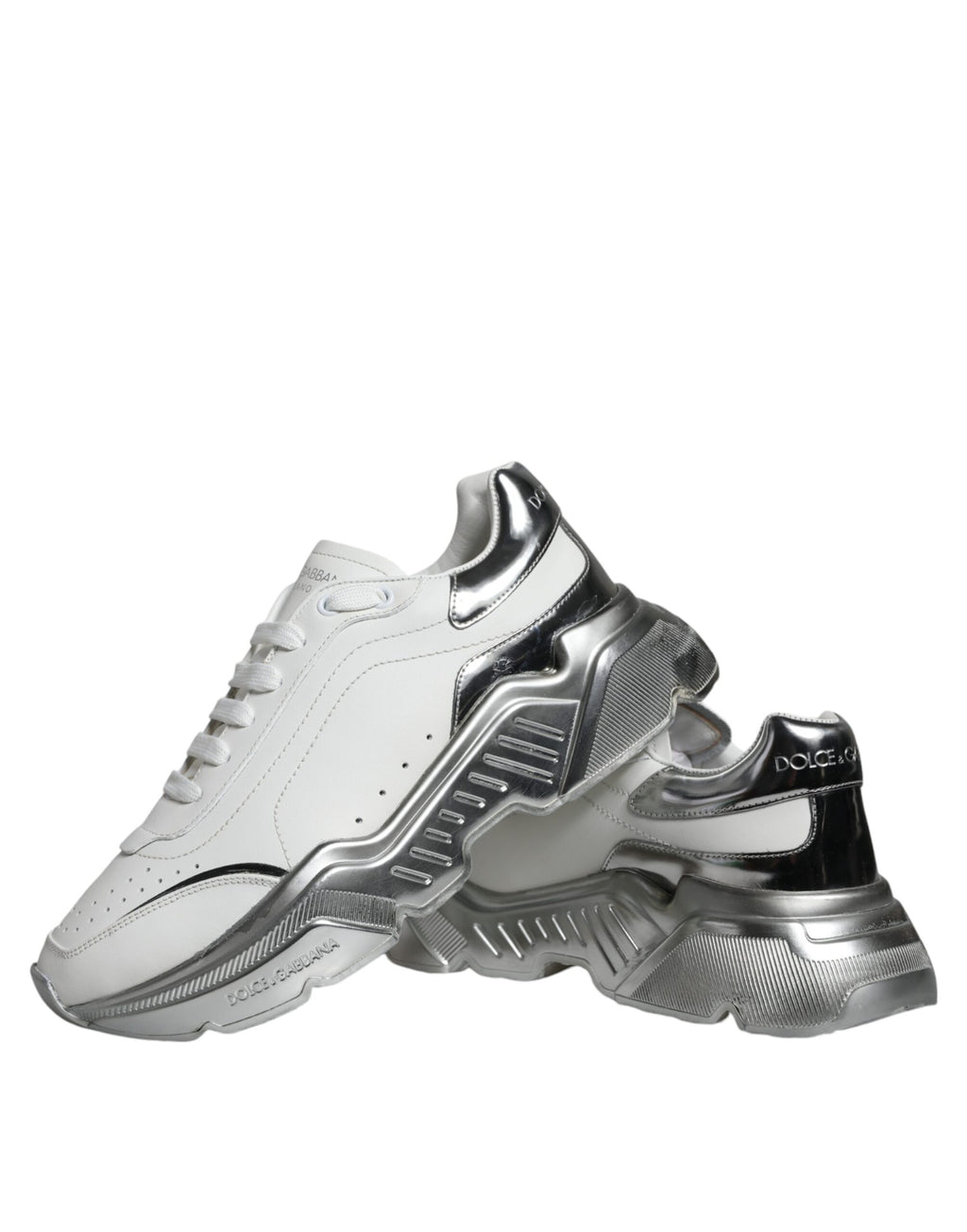 Chaussures sneakers basses Dolce & Gabbana Daymaster blanches avec détails argentés, vue de face sur chaussure en cuir.