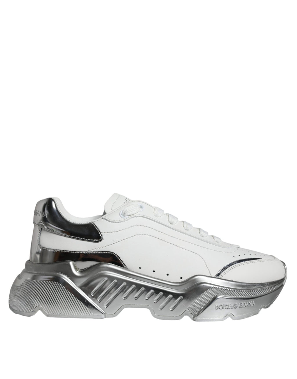 Chaussures sneakers basses Dolce & Gabbana Daymaster blanches avec détails argentés, vue de face sur fond blanc.