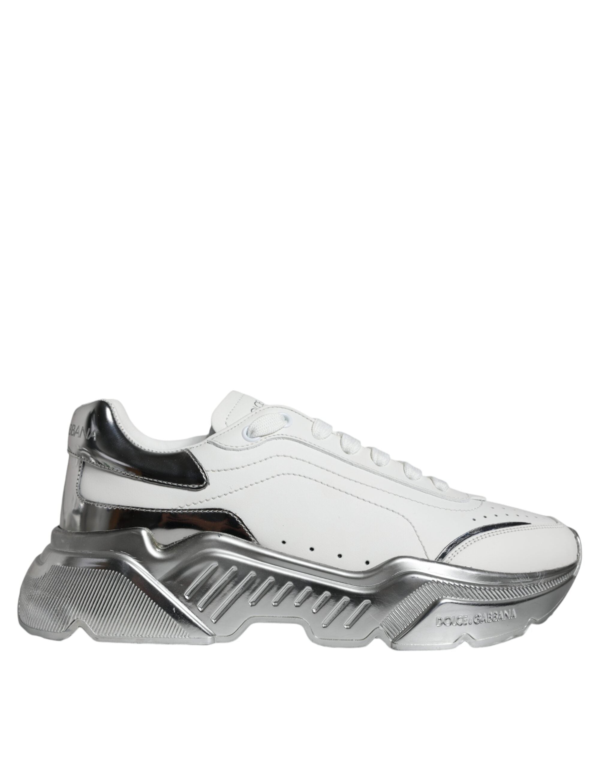 Chaussures sneakers basses Dolce & Gabbana Daymaster blanches avec détails argentés, vue de face sur fond blanc.