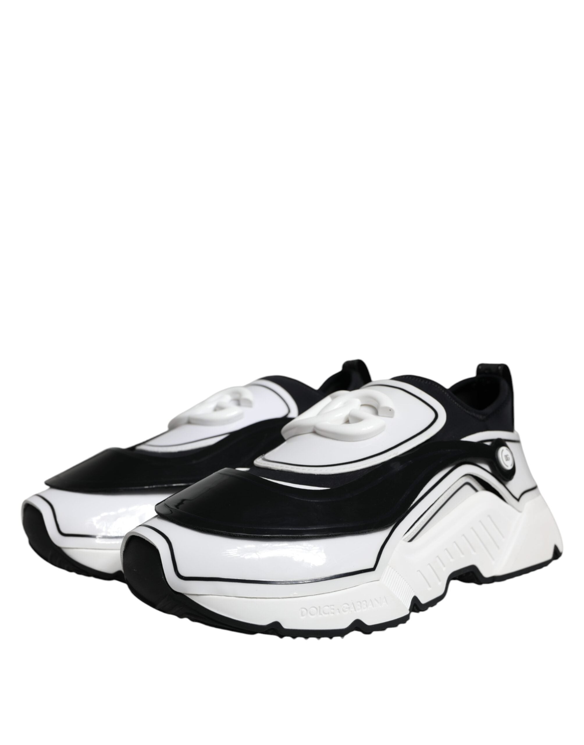 Basket Dolce & Gabbana Daymaster en blanc et noir avec logo plaque, chaussures sneakers élégantes et modernes.