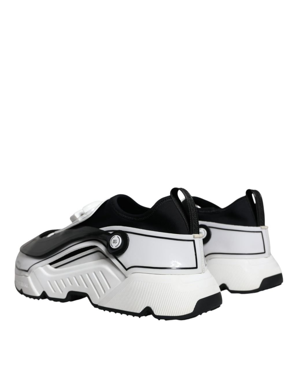 Chaussures basses Dolce & Gabbana Daymaster en blanc et noir avec plaque logo, sneakers tendance visibles sur l'image.