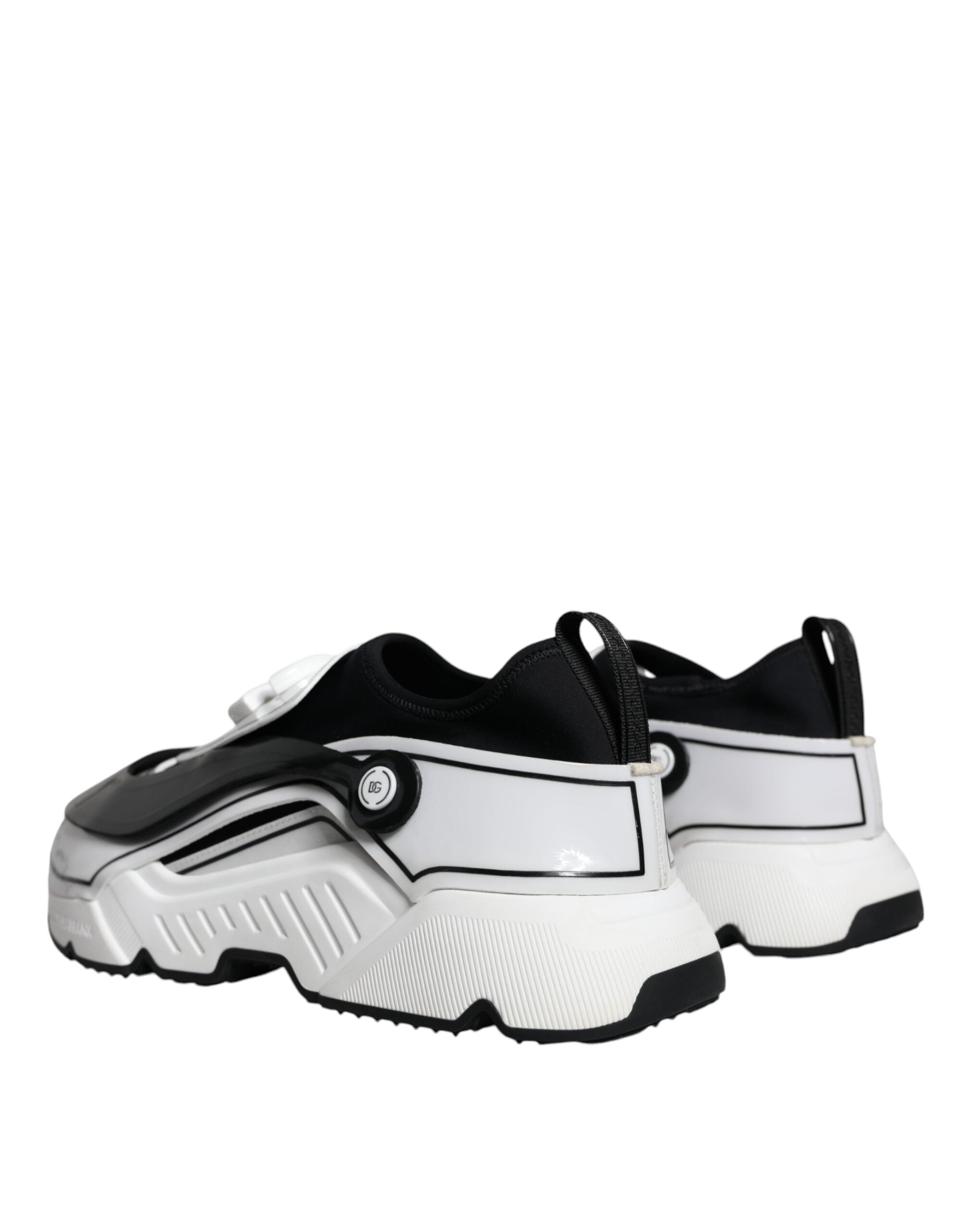 Chaussures basses Dolce & Gabbana Daymaster en blanc et noir avec plaque logo, sneakers tendance visibles sur l'image.