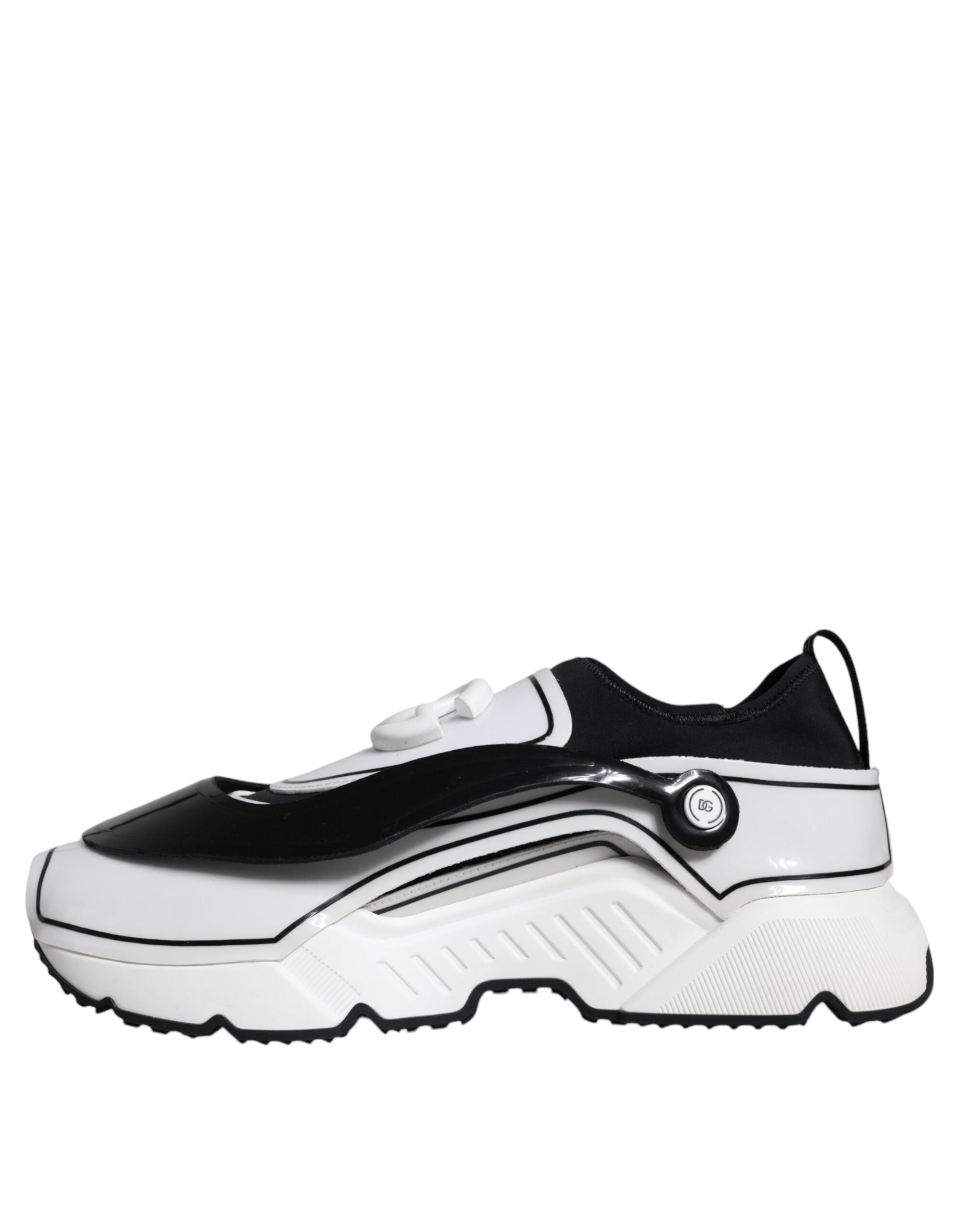 Chaussures sneakers Dolce & Gabbana Daymaster blanches et noires avec logo plaque, en cuir, vues de profil.