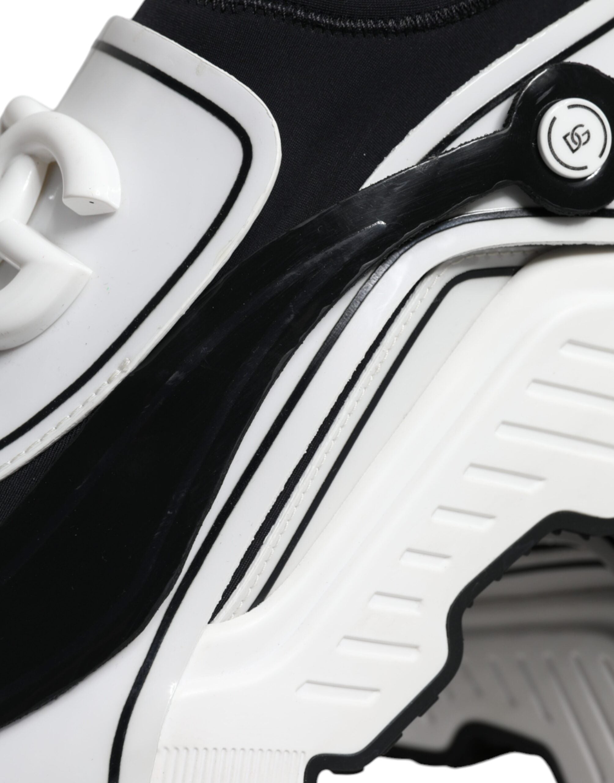 Sneakers Dolce & Gabbana Daymaster blanches et noires avec logo en plaque, vue de face sur fond neutre.