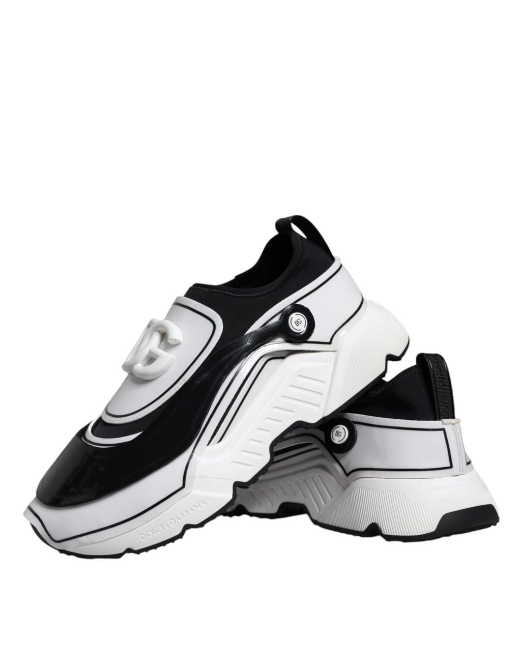Chaussures sneakers Dolce & Gabbana Daymaster blanches et noires avec logo en plaque, vue en gros plan.