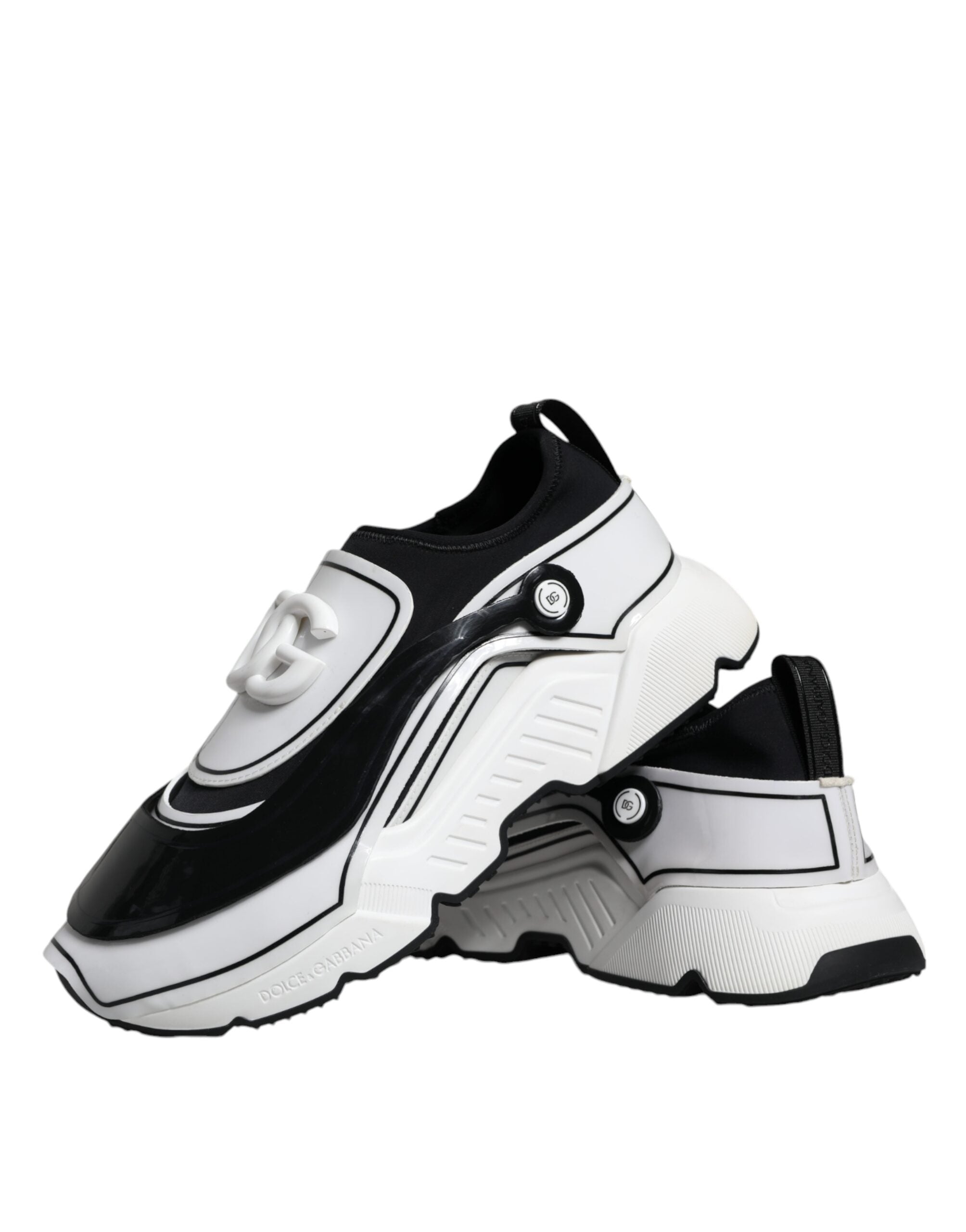 Chaussures sneakers Dolce & Gabbana Daymaster blanches et noires avec logo en plaque, vue en gros plan.