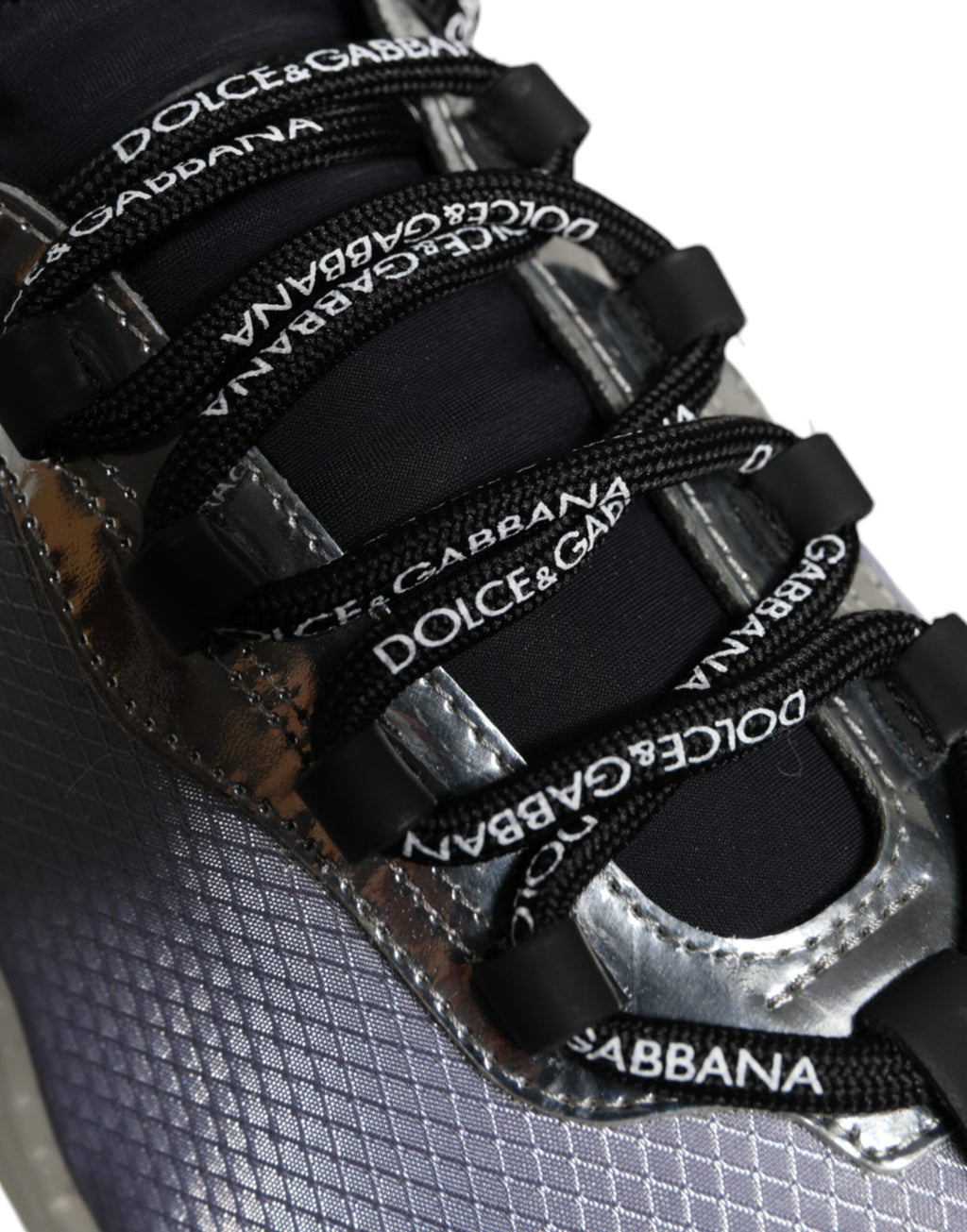 Chaussures sneakers basses en nylon noir et argent de Dolce & Gabbana, modèle NS1, vues en gros plan.
