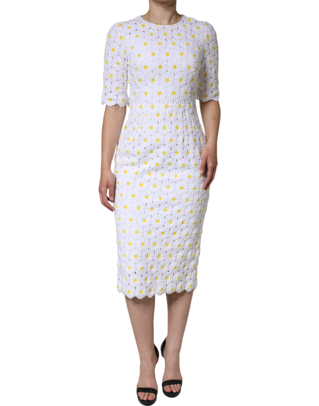 Robe midi en dentelle macramé blanche Dolce & Gabbana avec motif de marguerite, coupe ajustée et élégante.