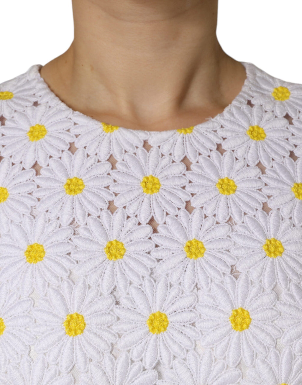 Robe midi en dentelle de macramé blanche Dolce & Gabbana avec motif de marguerite, coupe ajustée et élégante.