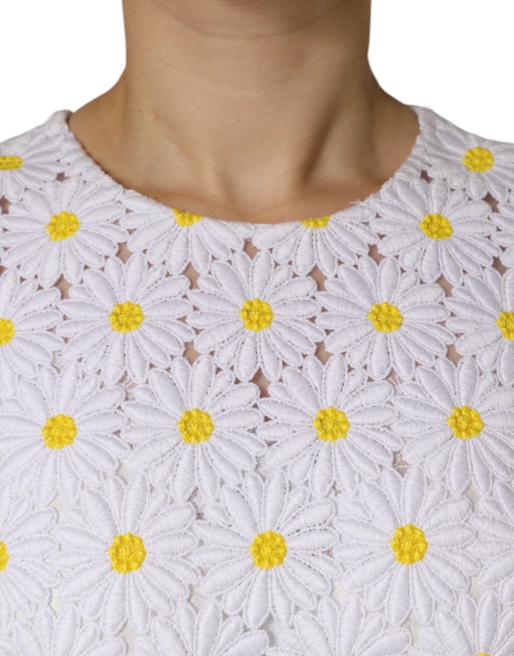 Robe midi en dentelle de macramé blanche Dolce & Gabbana avec motif de marguerite, coupe ajustée et élégante.