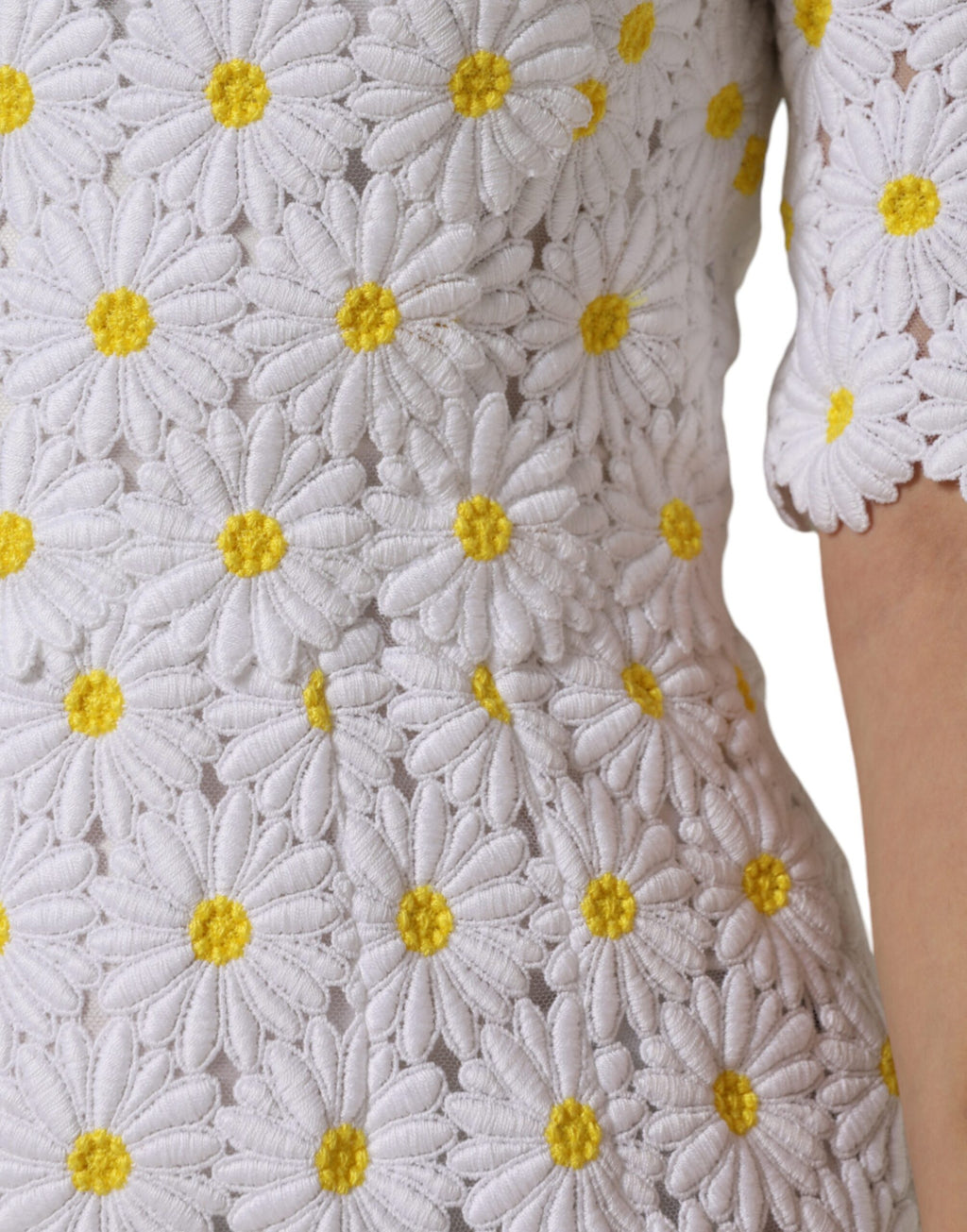 Robe midi en dentelle de macramé blanche Dolce & Gabbana Daisy avec coupe ajustée et détails floraux élégants.