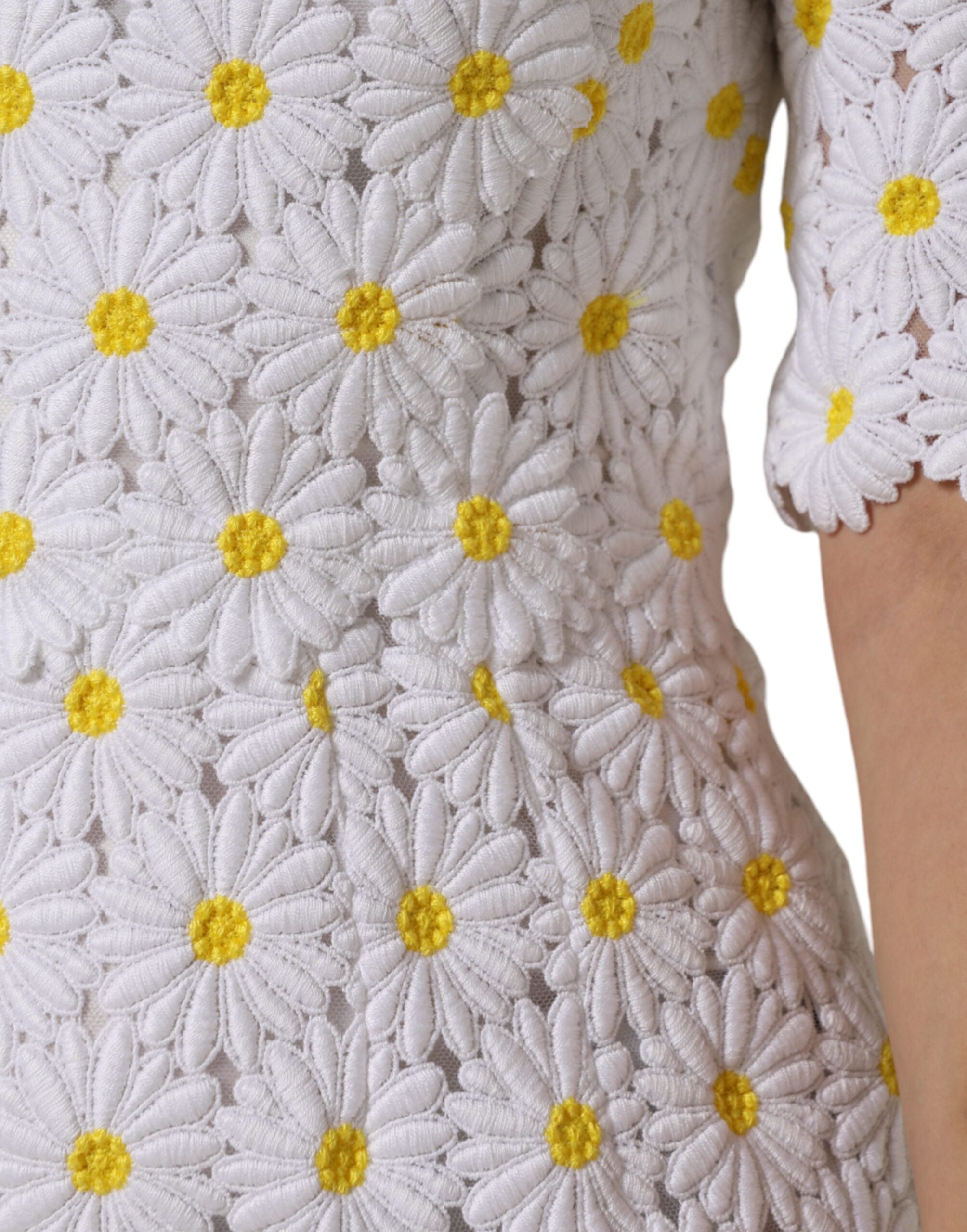 Robe midi en dentelle de macramé blanche Dolce & Gabbana Daisy avec coupe ajustée et détails floraux élégants.