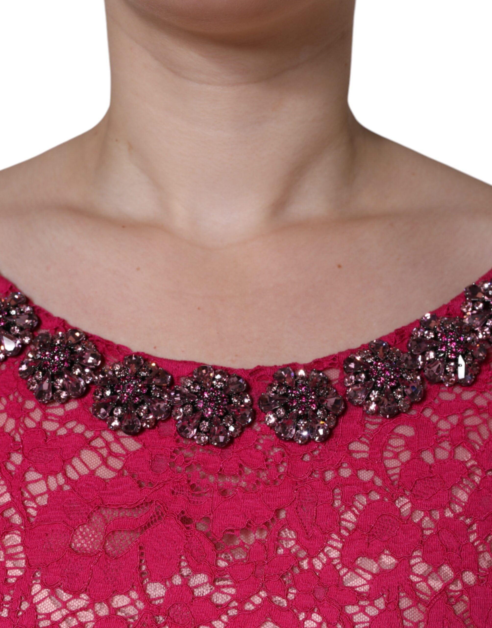 Robe longue Dolce & Gabbana en dentelle rose avec cristaux, coupe ajustée et élégante, portée pour une occasion sophistiquée