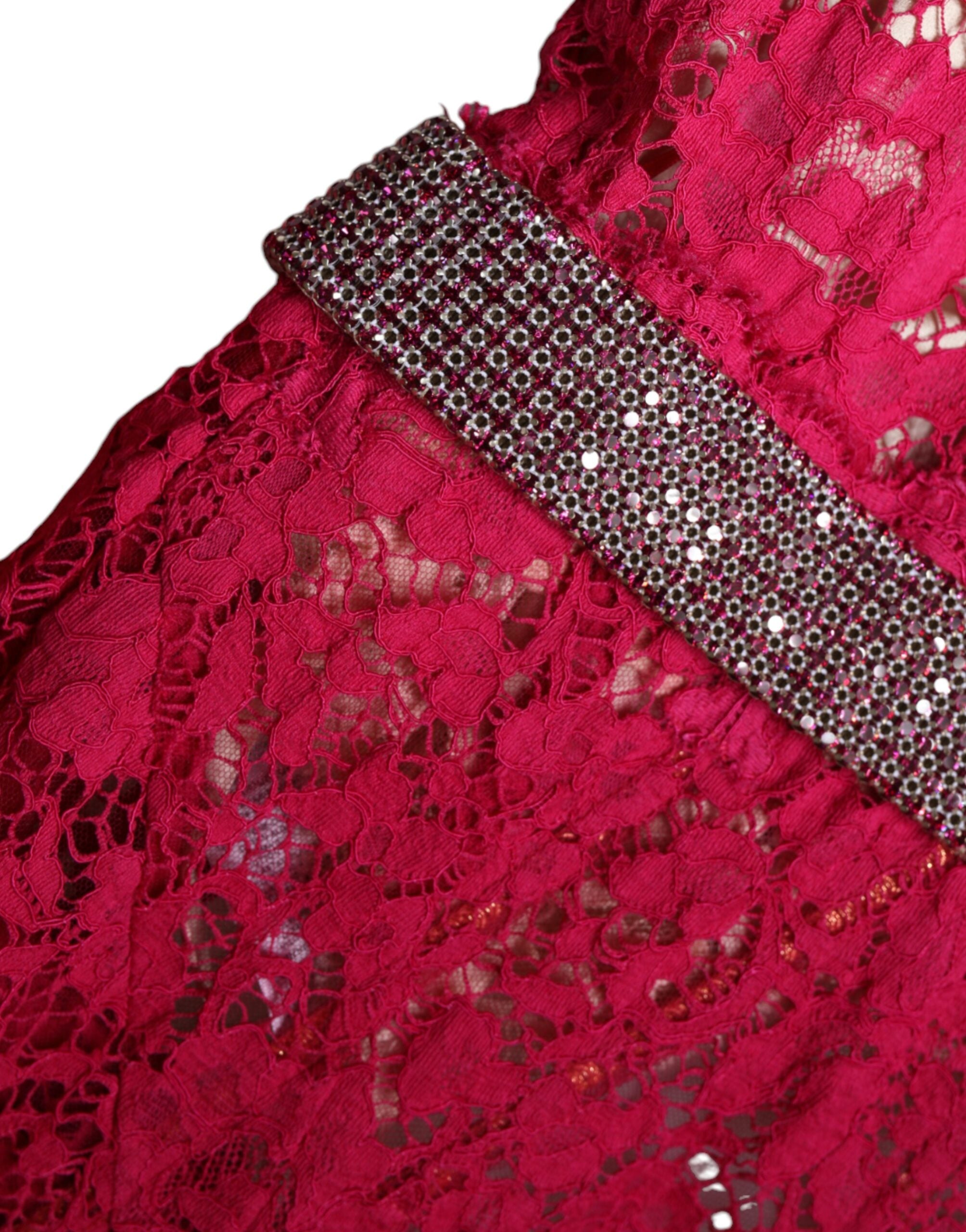 Robe longue en dentelle rose avec cristaux, robe de soirée Dolce & Gabbana, coupe ajustée et élégante.