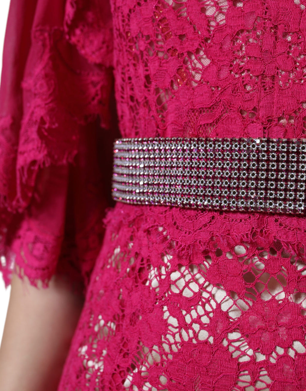 Robe longue Dolce & Gabbana en dentelle rose avec cristaux, robe sirène élégante pour soirée ou événement spécial.