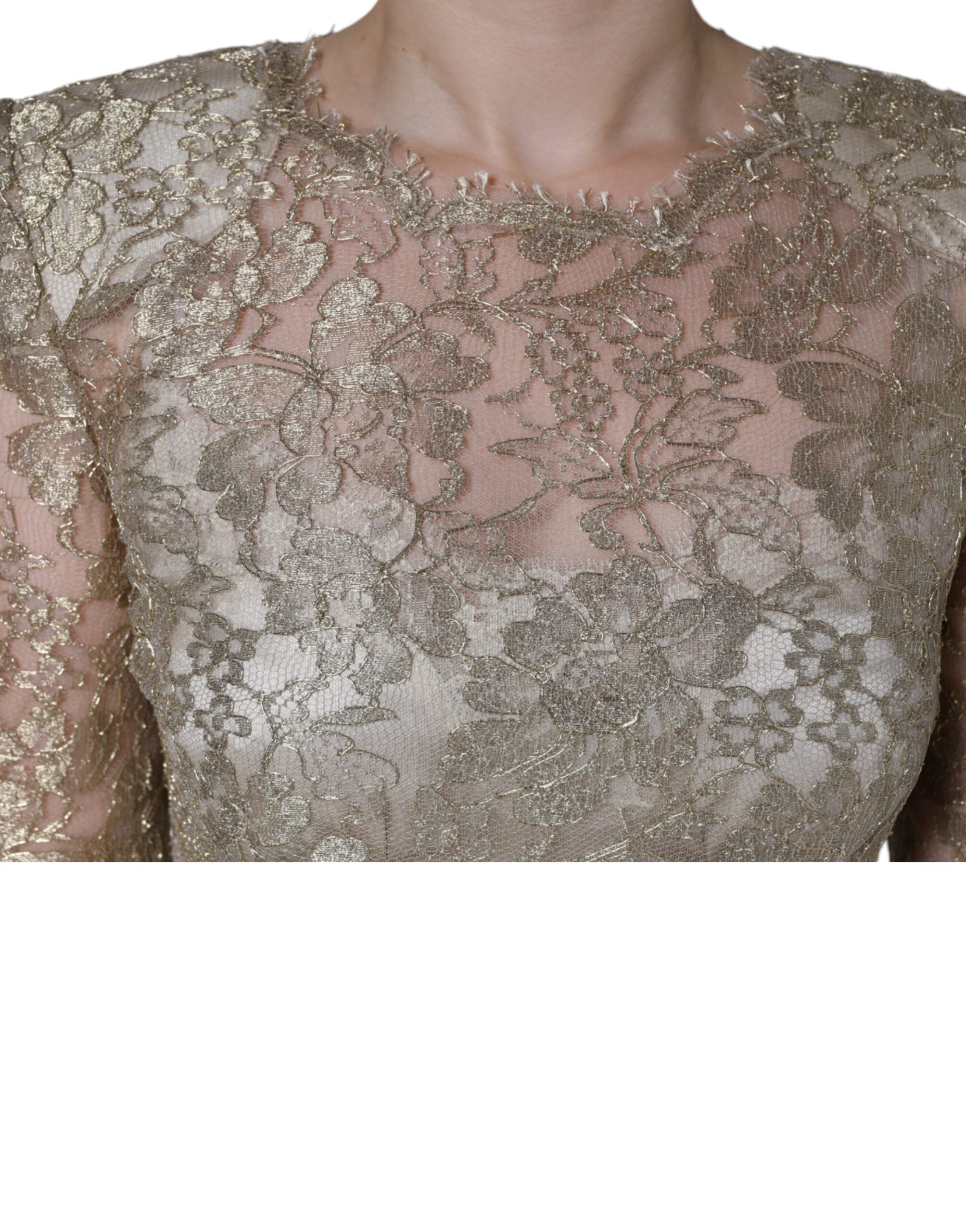 Robe courte Dolce & Gabbana en dentelle florale dorée, coupe trapèze et silhouette élégante.