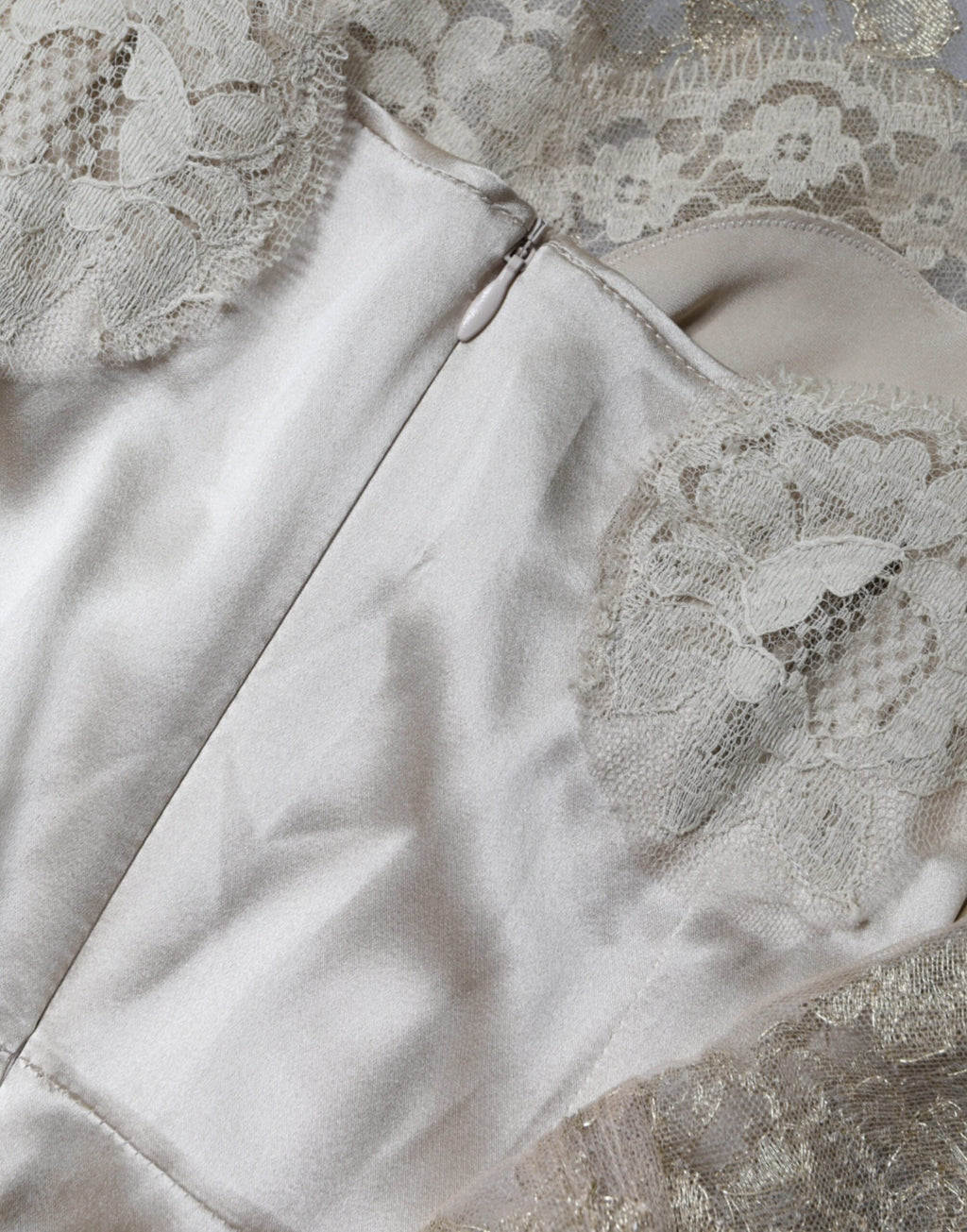 Robe mini en dentelle florale dorée de Dolce & Gabbana, coupe en ligne A élégante et sophistiquée.