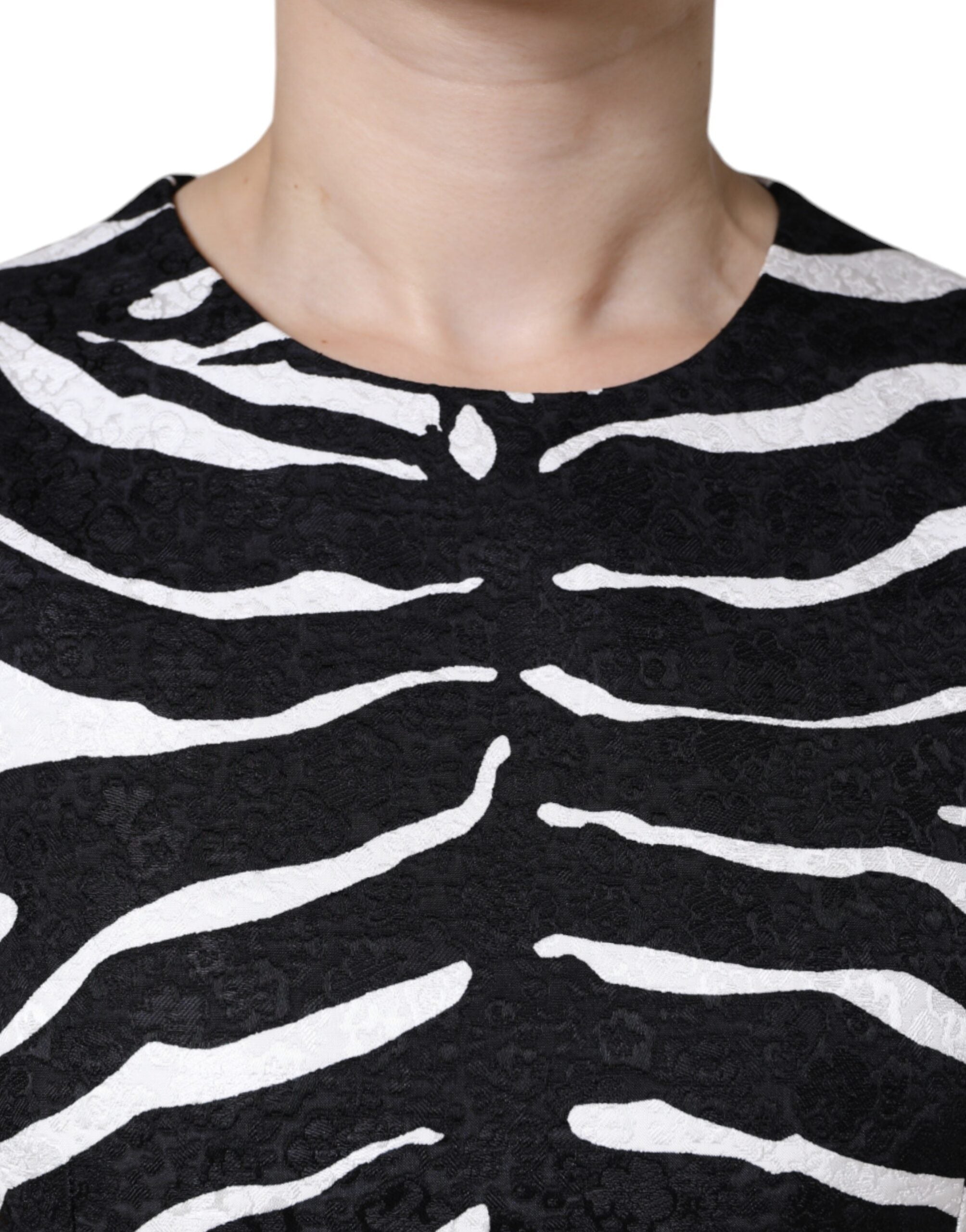 Robe courte Dolce & Gabbana à motif zèbre noir et blanc, coupe évasée et style sirène, pour une allure élégante et moderne.
