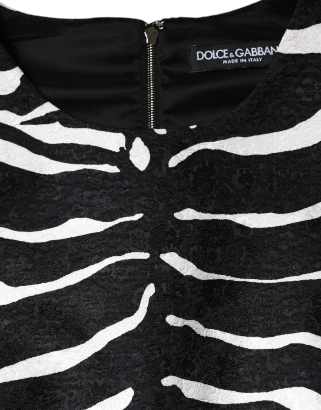 Robe courte Dolce & Gabbana à motif zèbre noir et blanc, coupe évasée en forme de ligne A, style élégant et tendance.