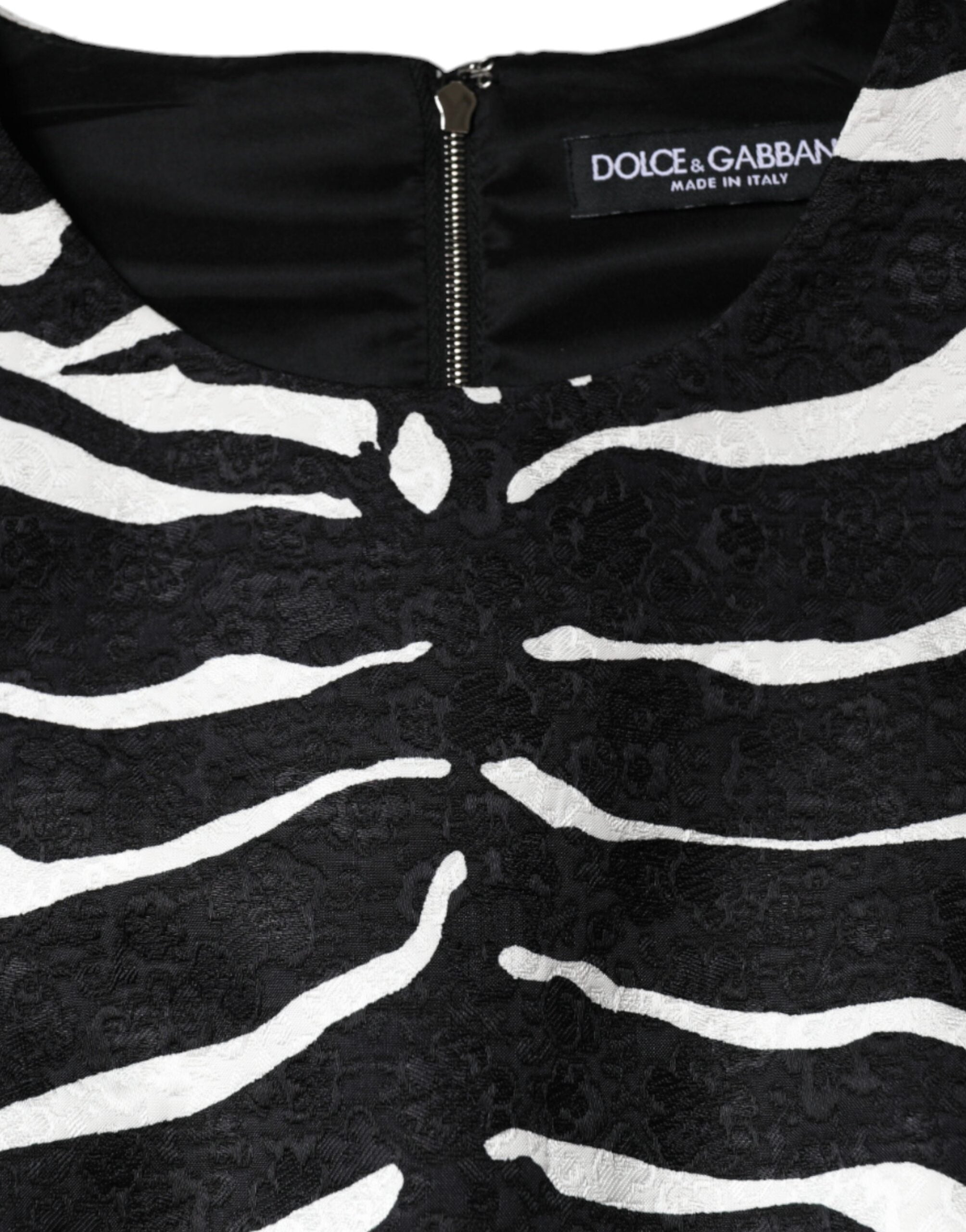 Robe courte Dolce & Gabbana à motif zèbre noir et blanc, coupe évasée en forme de ligne A, style élégant et tendance.