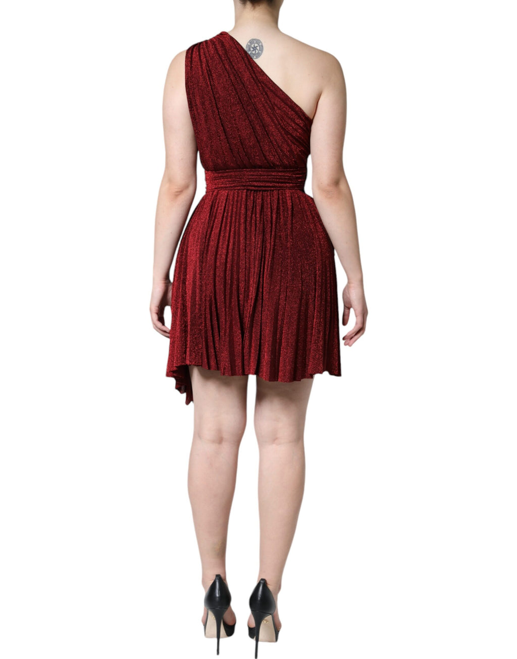 Robe mini rouge à une épaule Dolce & Gabbana avec plis plissés et coupe en ligne A, portée élégante et moderne.